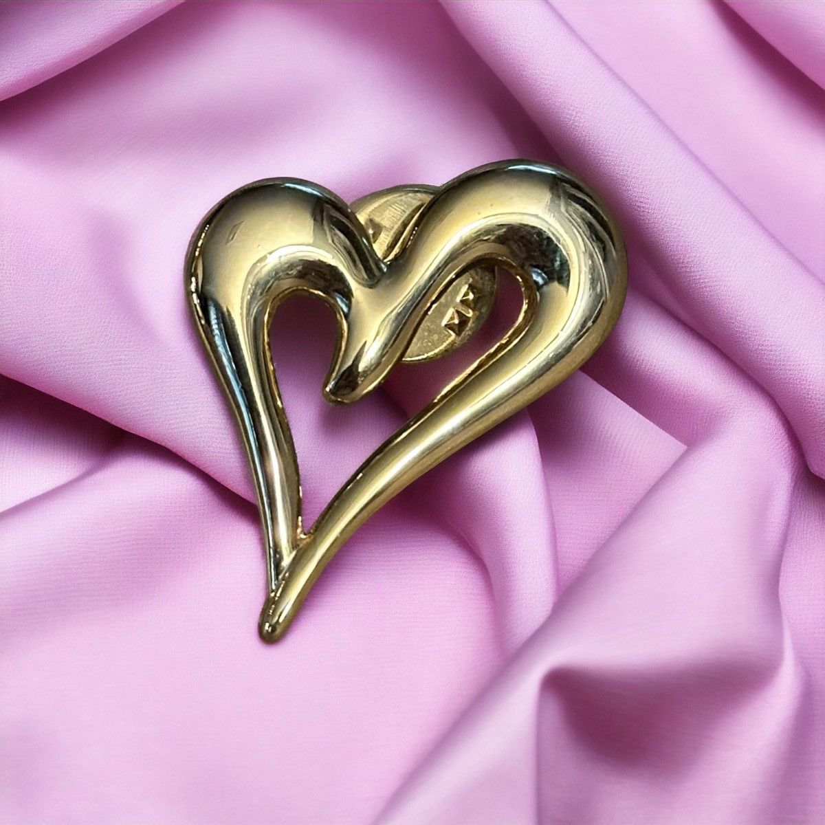 Vintage Vintage gold tone open heart tac pin Size ONE SIZE - 1 Thumbnail