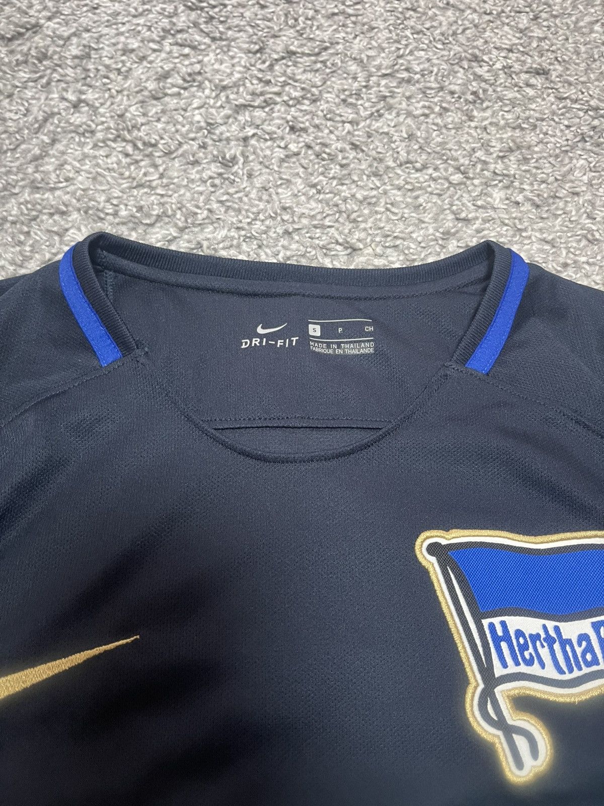 Nike HERTHA BERLIN 2017 2018 AWAY SHIRT SOCCER JERSEY szS NIKE Size US S / EU 44-46 / 1 - 9 Thumbnail