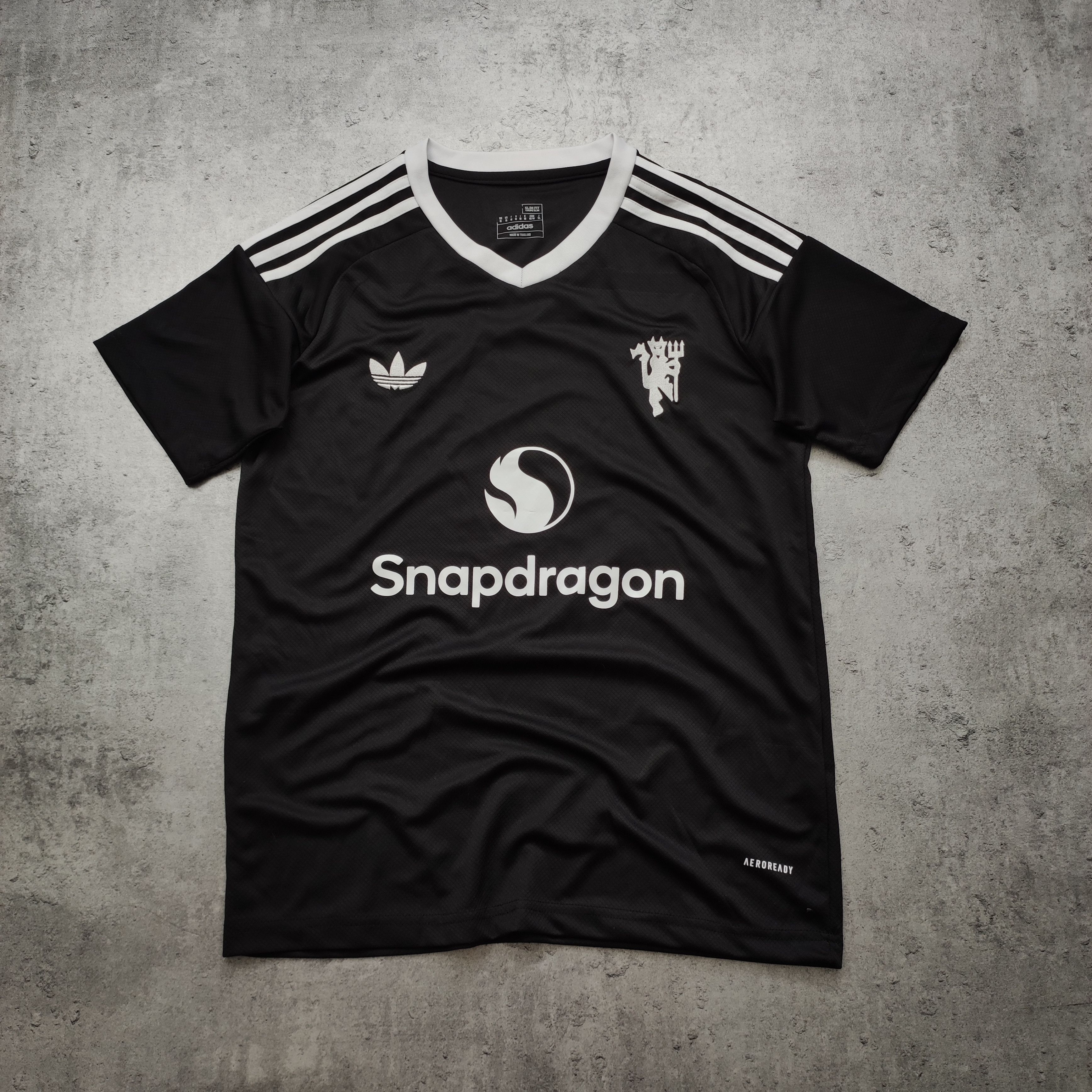 Adidas RARE Manchester United x Adidas 24/25 Third GK Jersey Size US M / EU 48-50 / 2 - 2 Thumbnail