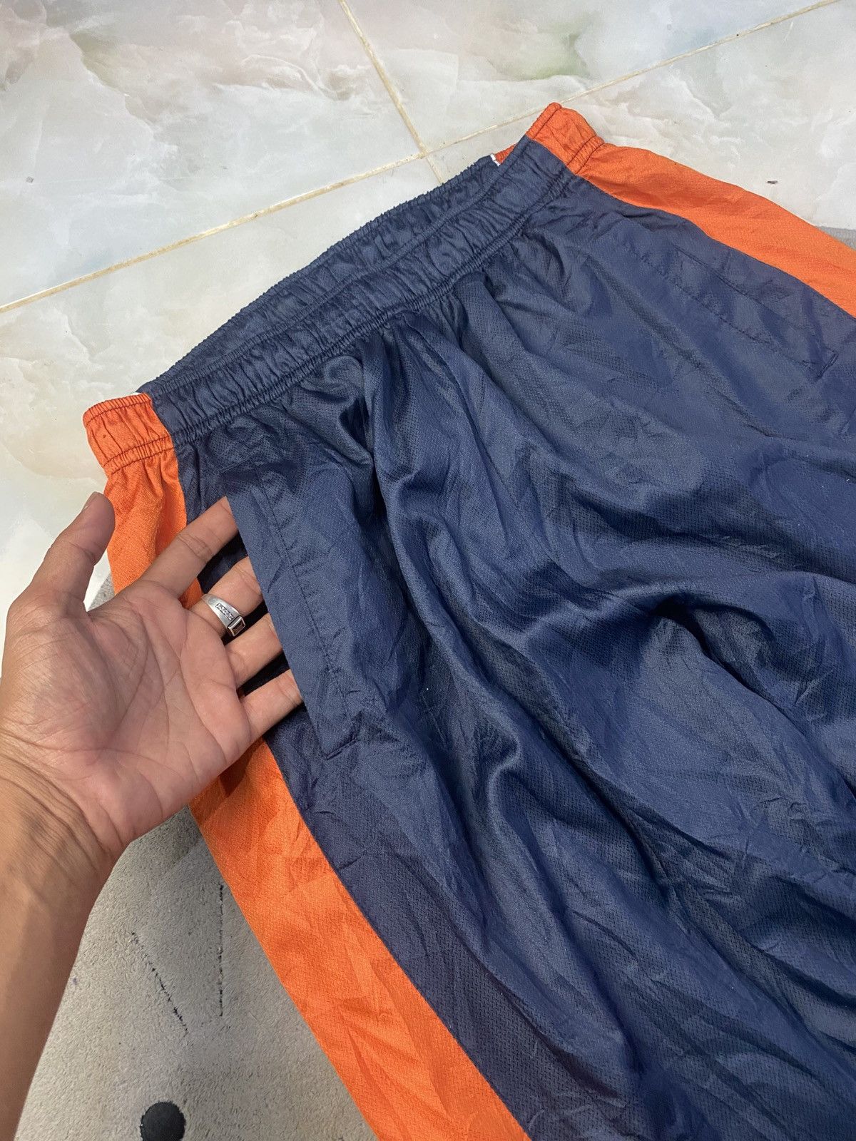 Carhartt Wip × Nike VINTAGE NIKE 90S BAGGY NYLON WIDE LEG SWOOSH TRACK PANTS Y2K Size US 26 / EU 42 - 5 Thumbnail