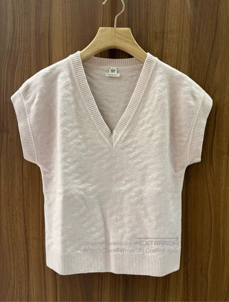 Hermes Hermes Nude pink knit V-neck vest Size XXS / US 00 / IT 34 - 1 Thumbnail