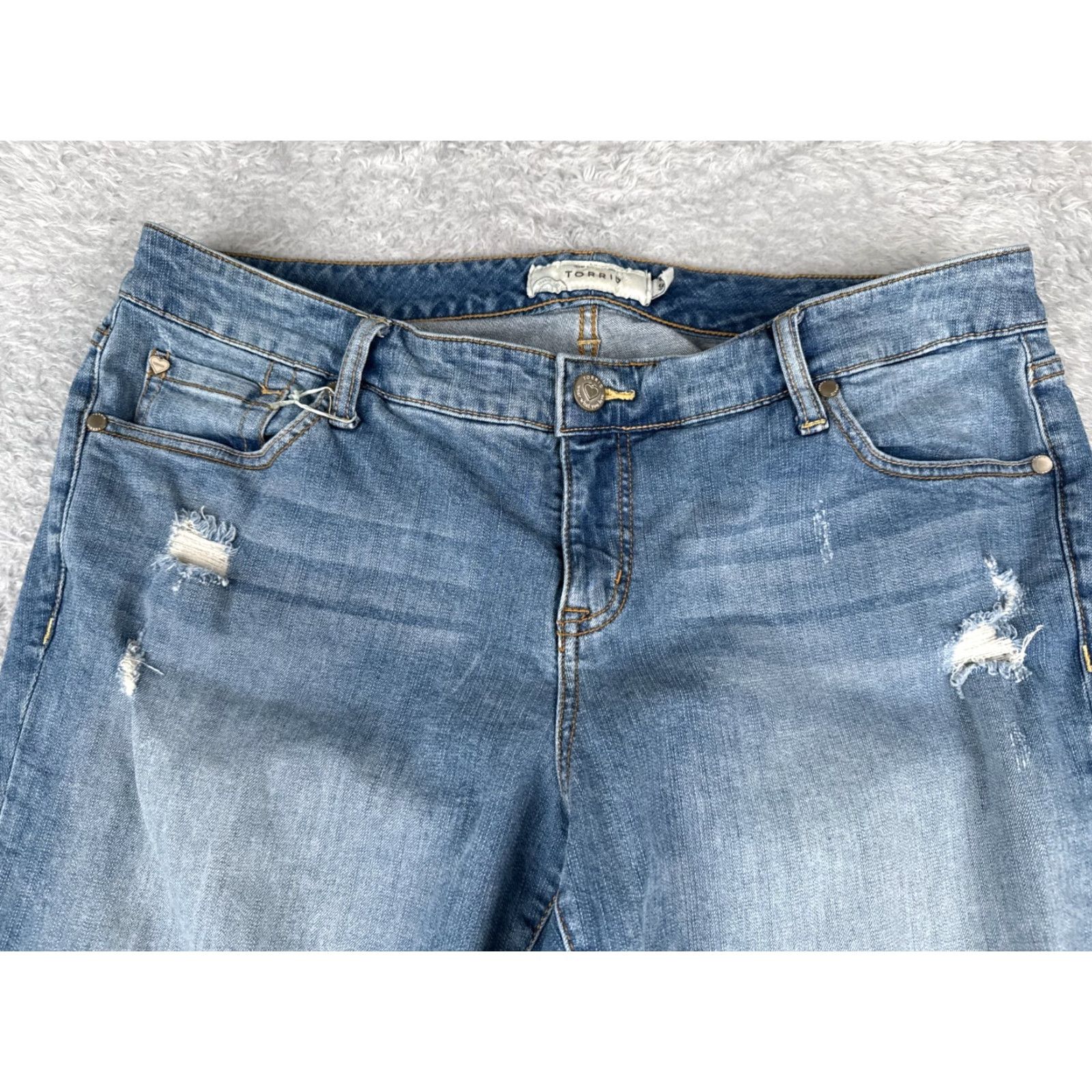 Torrid Torrid Jeans Women 16 Blue Denim Crop Straight Leg Distressed Cotton Blend 36x27 Jeans Adult Regular Blue Distressed 90s? Size 38" / US 16 / IT 52 - 4 Thumbnail