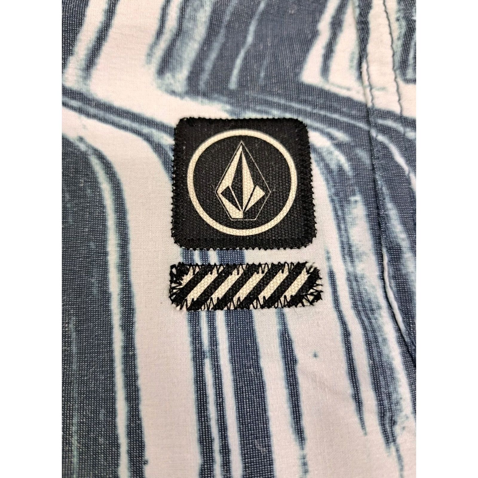 Volcom Volcom Mens Board Shorts Wavy Pattern Blue Back Pocket 38/9" Stoneys Beach Surfing Volcom Stoneys Mens Bottoms ⟂ Size US 38 / EU 54 - 4 Thumbnail