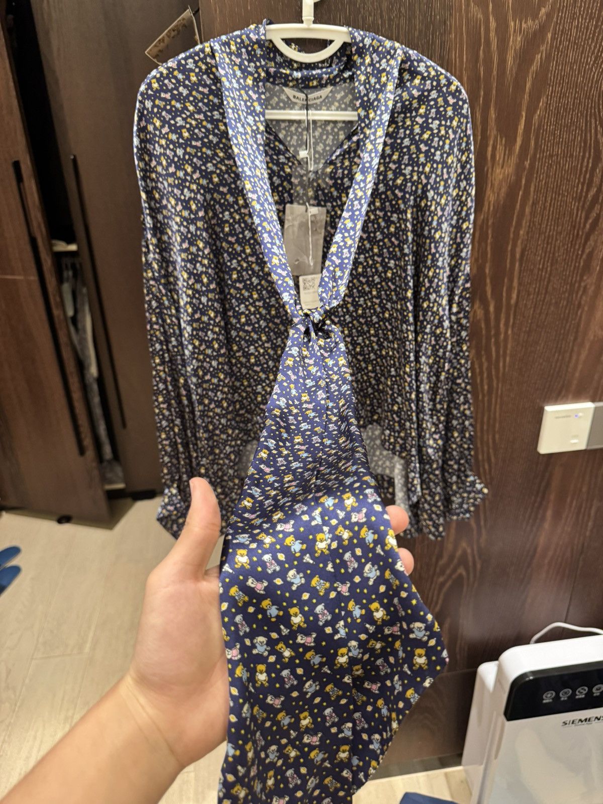 Balenciaga balenciaga teddy bear silk shirt Size XS / US 0-2 / IT 36-38 - 9 Thumbnail