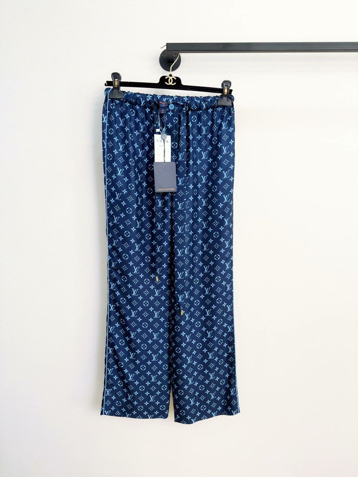 Louis Vuitton Louis Vuitton Blue Logo Print Sweatpants Size US 34 / EU 50 - 1 Thumbnail