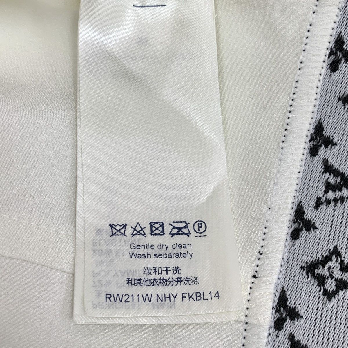 Louis Vuitton Louis Vuitton Stand Collar Short Sleeve T-shirt K26WX Size XXS / US 00 / IT 34 - 6 Thumbnail