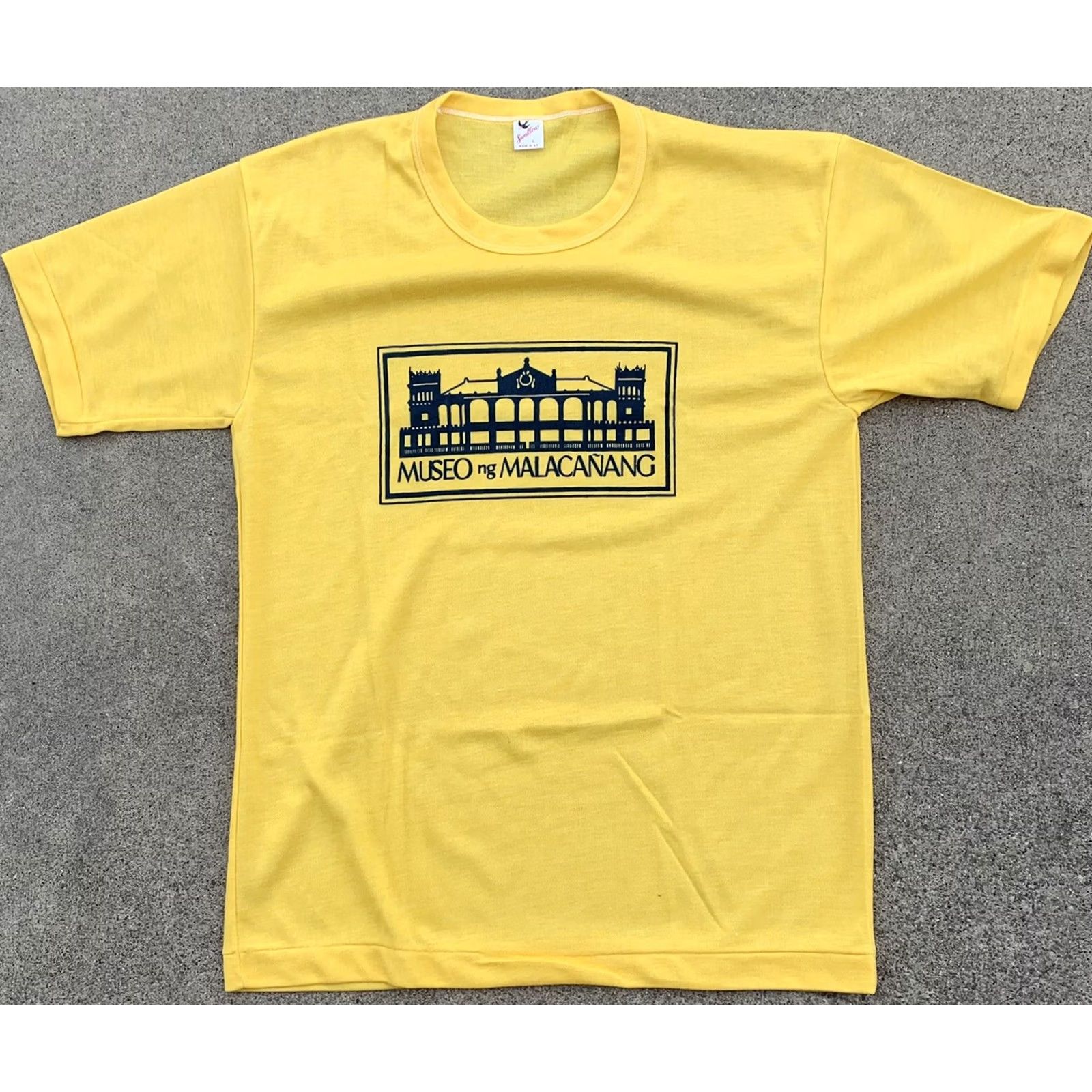Vintage VINTAGE Swallow Museo ng Malacanang T-Shirt Single Stitch Size L Yellow Graphic Print Men Crew Neck Short Sleeve Philippines Size US L / EU 52-54 / 3 - 3 Thumbnail