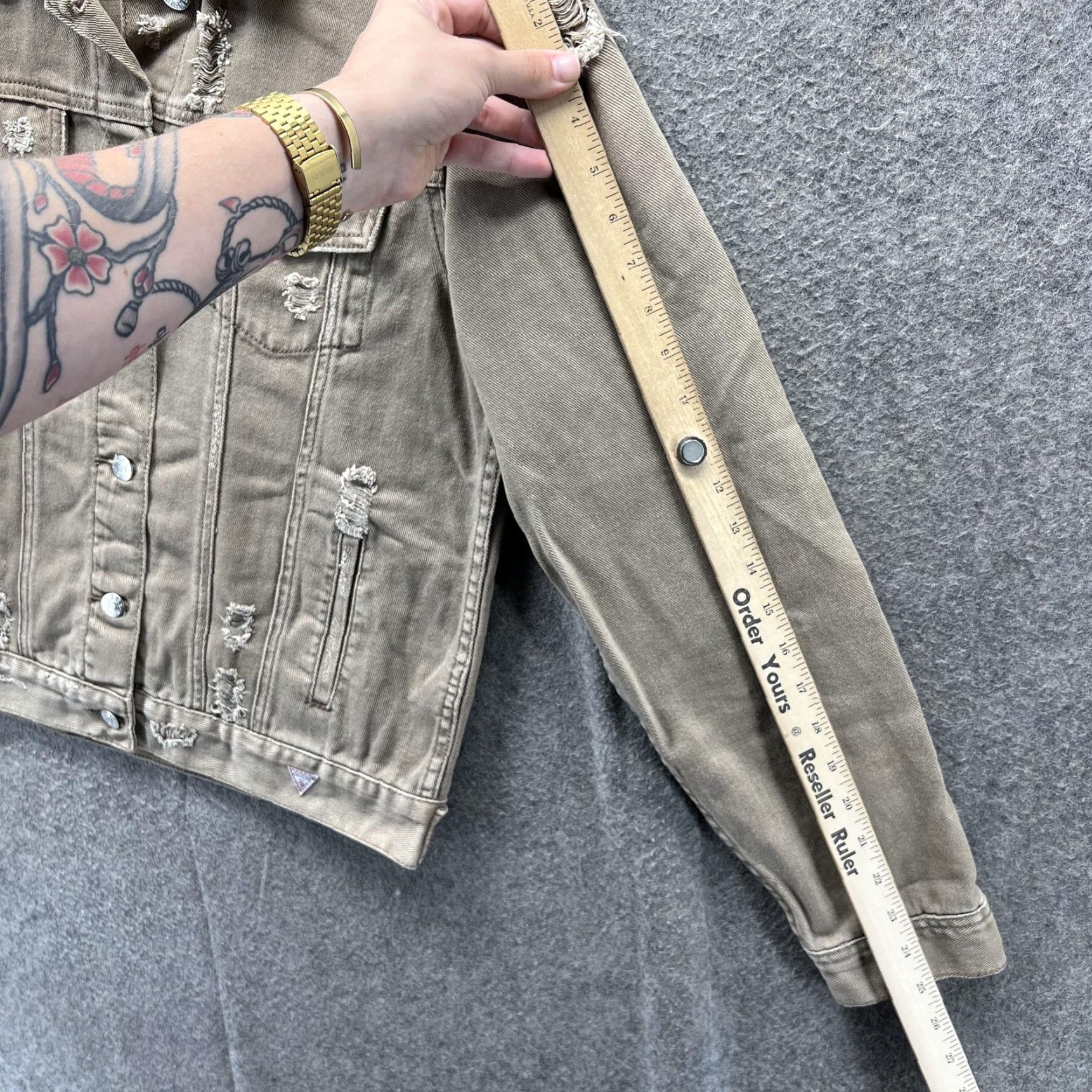 Guess VINTAGE? No. Guess Jeans Jacket Womens Medium Beige Distressed Denim Trucker Button Up Size 32" / US 10 / IT 46 - 6 Thumbnail