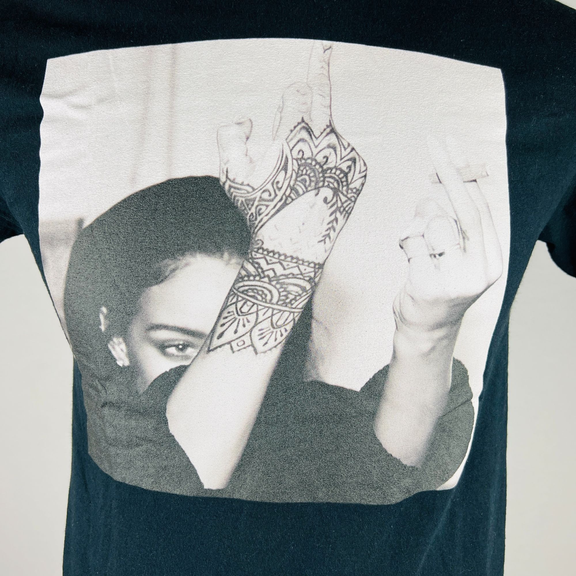 Gildan Rhianna Attitude Middle Finger Medium T-Shirt Shirt Size US M / EU 48-50 / 2 - 2 Thumbnail