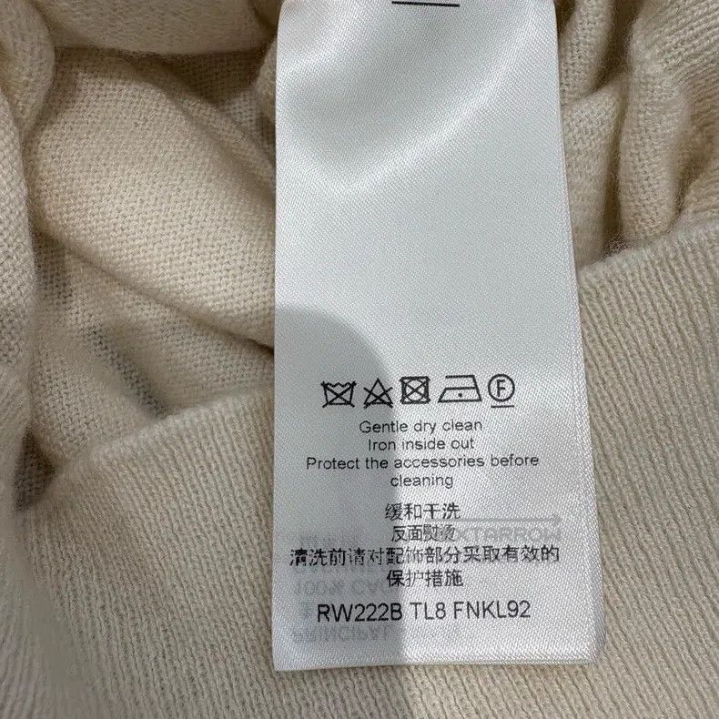 Louis Vuitton Louis Vuitton Pure cashmere turtleneck sweater with metal Size M / US 6-8 / IT 42-44 - 8 Thumbnail