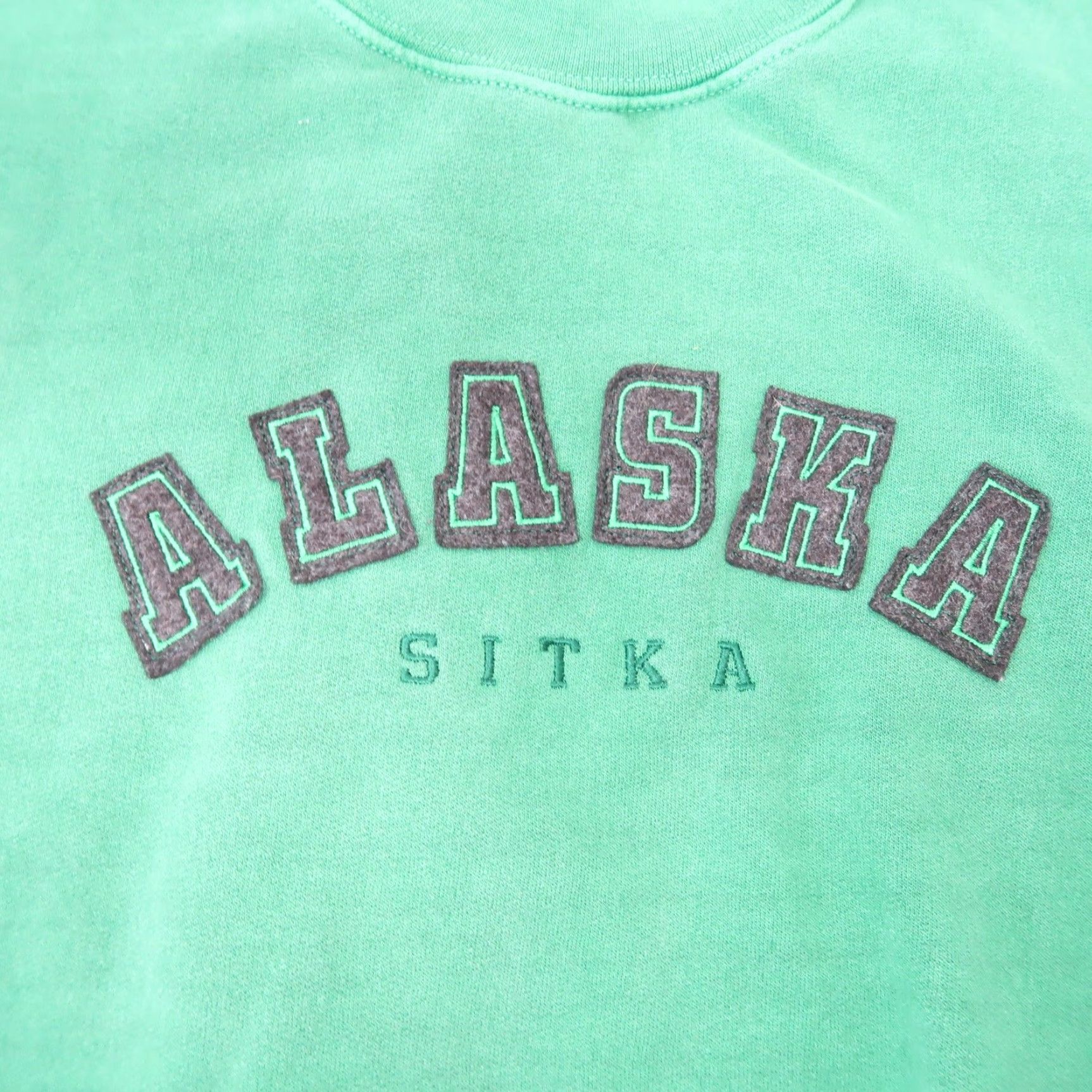 Gildan VINTAGE Gildan Green Sitka Alaska Graphic Crewneck Sweatshirt L Women Crew Neck Pullover Sweatshirt Cotton Polyester Long Sleeve Fall Spring Size L / US 10 / IT 46 - 3 Thumbnail