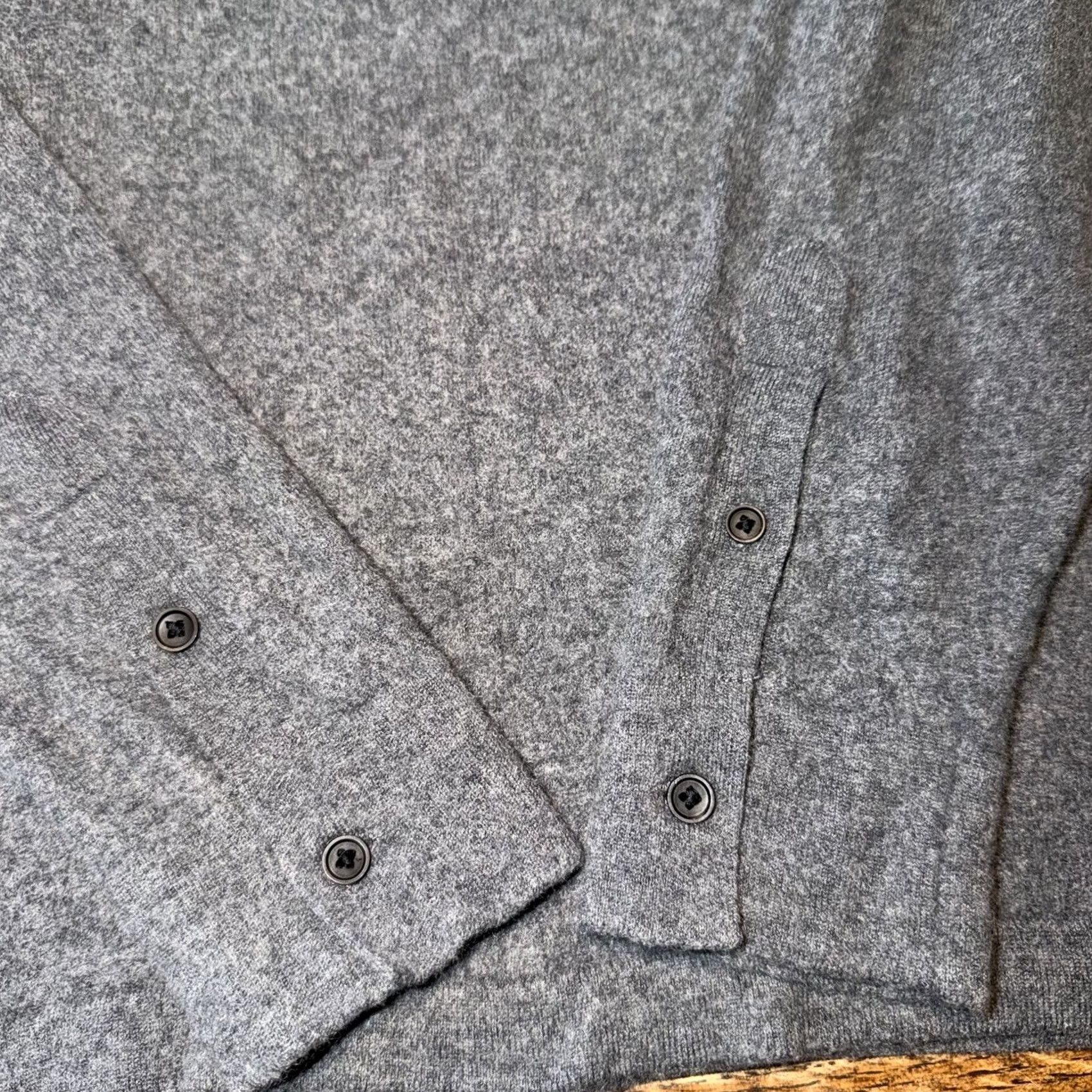Neiman Marcus VINTAGE Neiman Marcus Men's 100% Cashmere Gray V-Neck Sweater Large Read Size US L / EU 52-54 / 3 - 4 Thumbnail