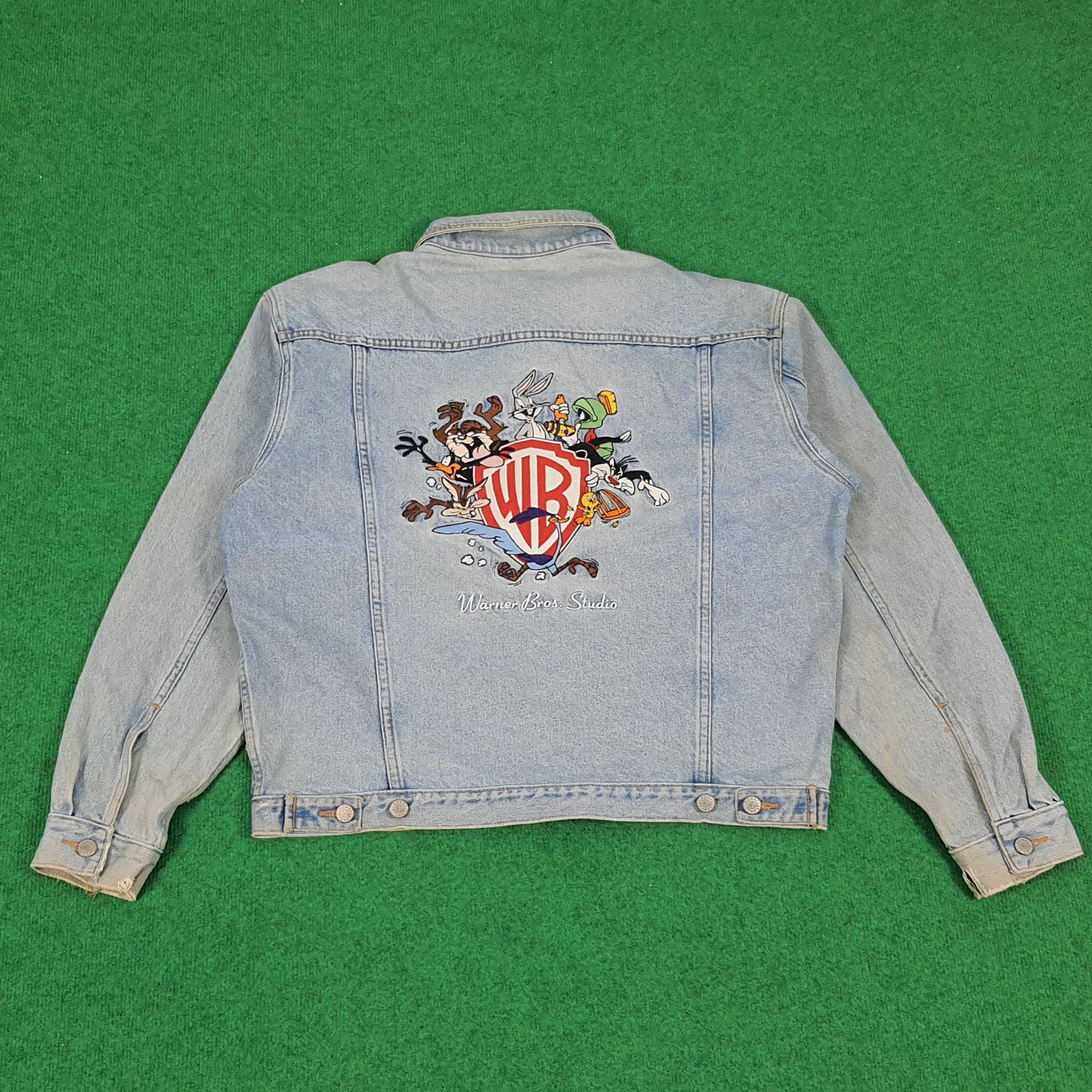 Vintage × Warner Bros Vintage Warner Bros. Studio Embroidered Denim Jeans Jacket Size US L / EU 52-54 / 3 - 1 Thumbnail