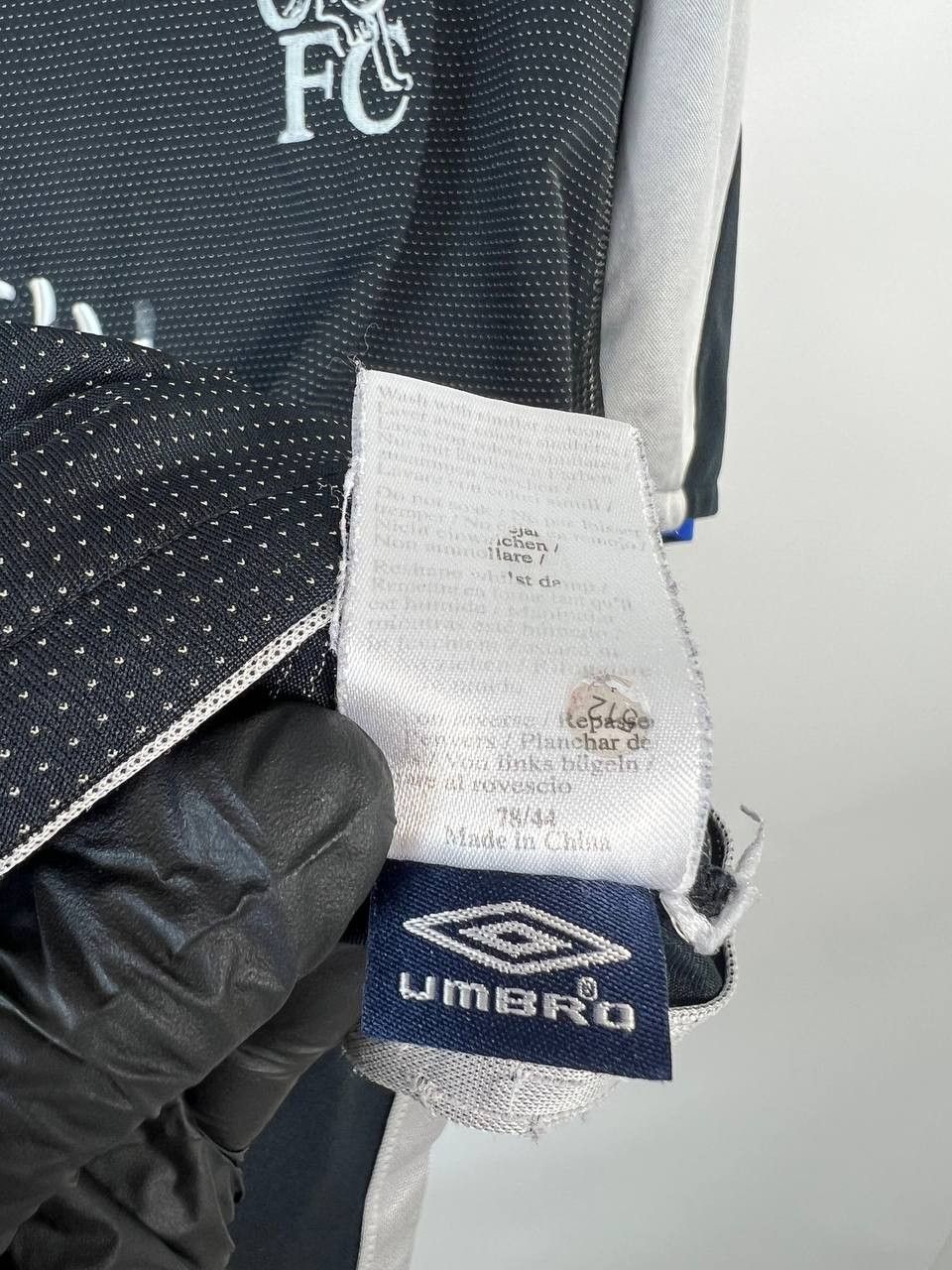 Umbro Chelsea London 2004/05 Football Shirt Umbro Vintage Sz L Size US L / EU 52-54 / 3 - 6 Thumbnail
