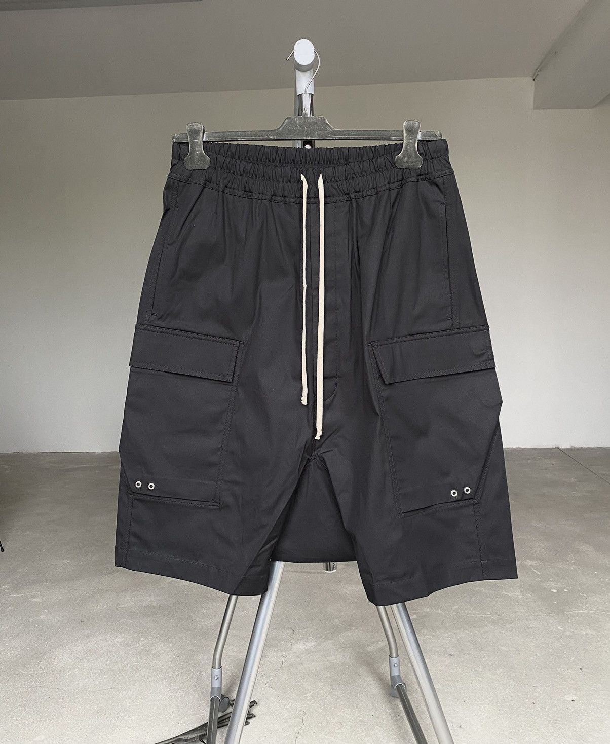 image of Rick Owens Heavy Cotton Cargo Shorts Ss24 in Black, Men's (Size 30)