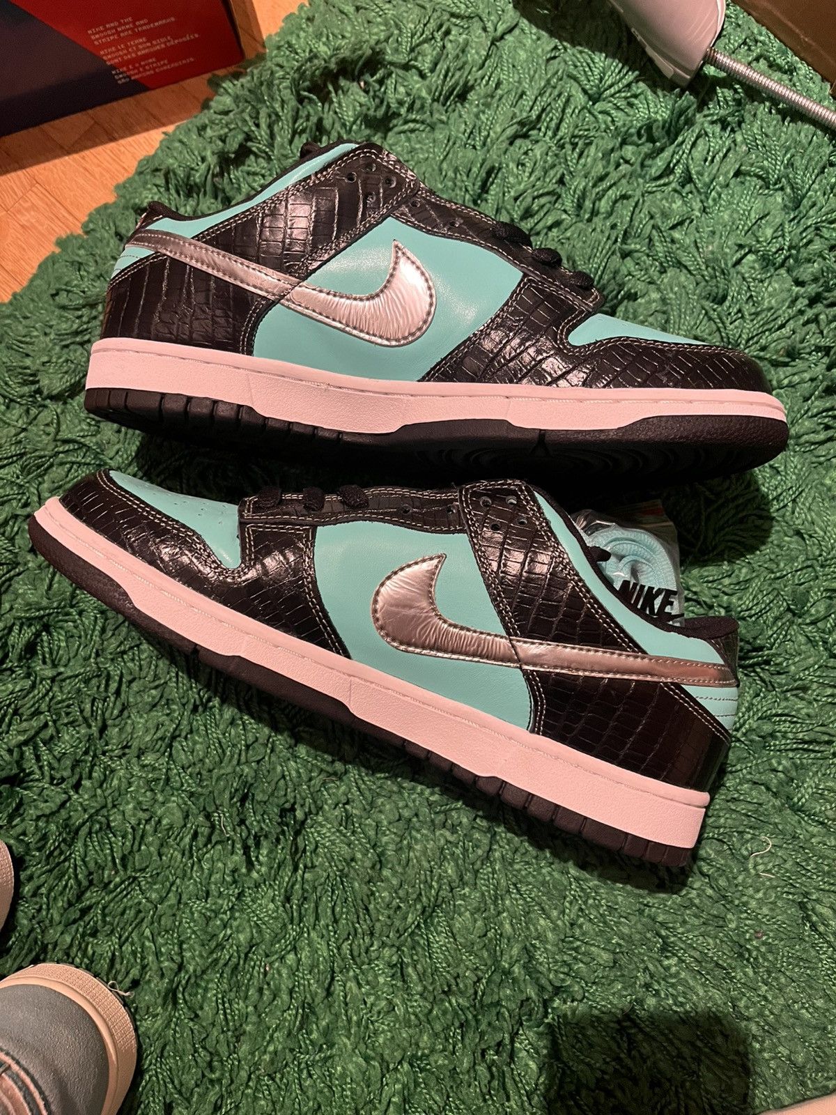 Diamond Supply Co. × Nike Nike SB Dunk Tiffany Size US 10.5 / EU 43-44 - 2 Thumbnail