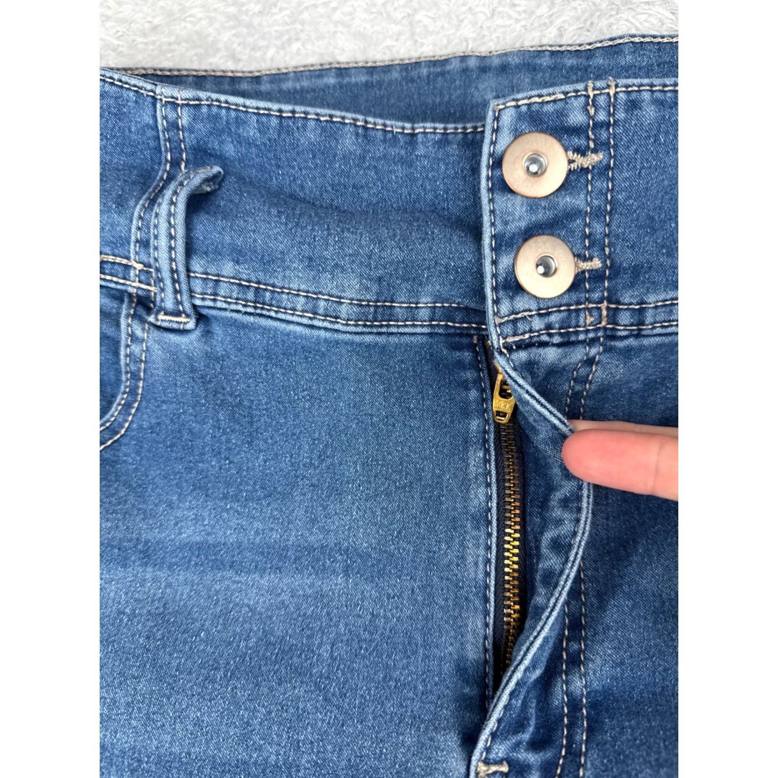 Vintage VINTAGE No Boundaries Jeans Womens Skinny 5-Pocket Denim Blue 32x24 Juniors 17 High Rise Cotton Stretch 24 in Inseam Classic Wash Denim jeans Size 38" / US 16 / IT 52 - 5 Thumbnail