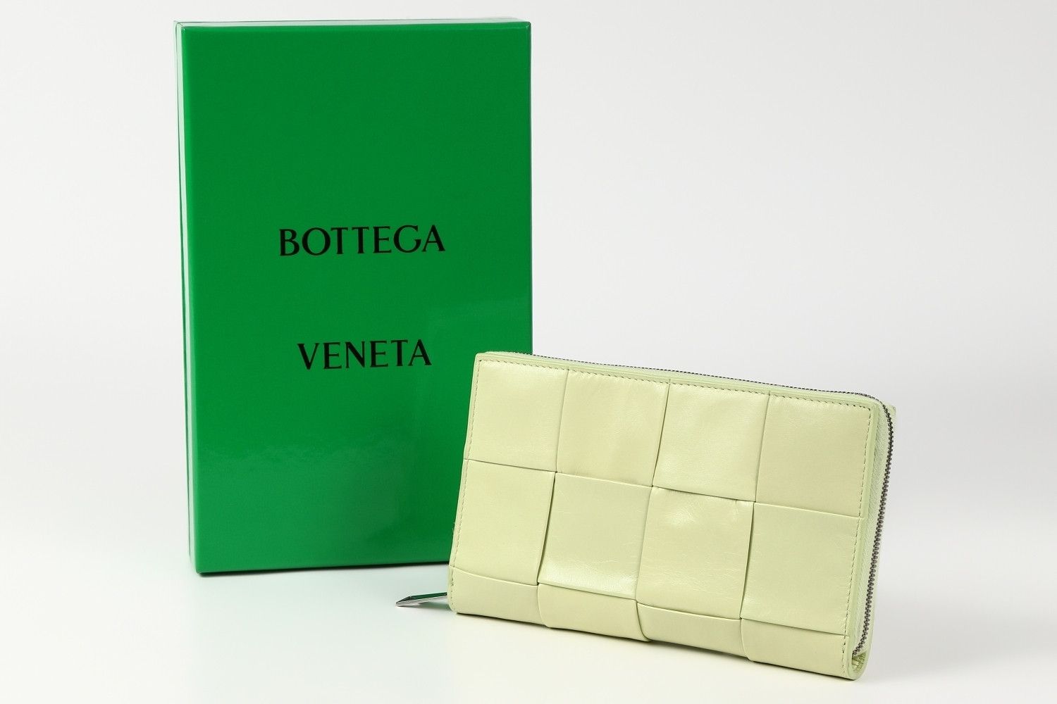 Bottega Veneta o1n1vont1124 Size: OS / Zip Around Wallet in Ivory Size ONE SIZE - 4 Thumbnail