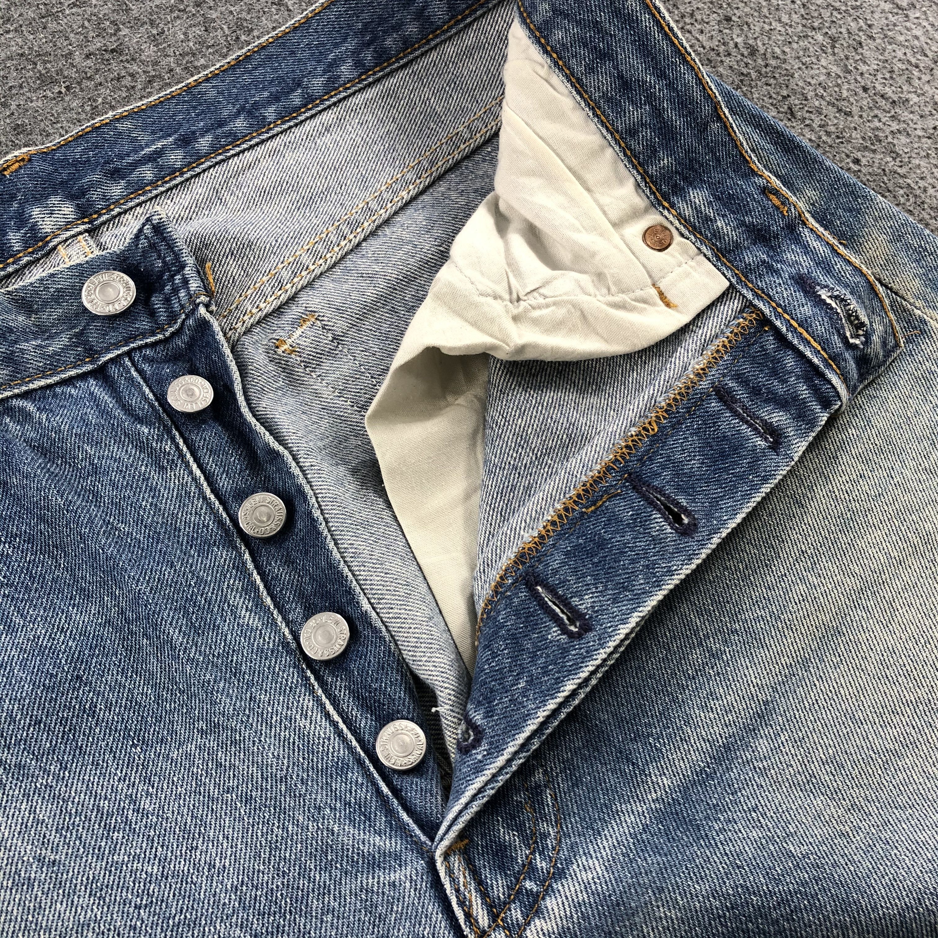 Levi's Vintage 90s Light Wash Levis 501 Jeans-J1475 Size US 32 / EU 48 - 9 Thumbnail