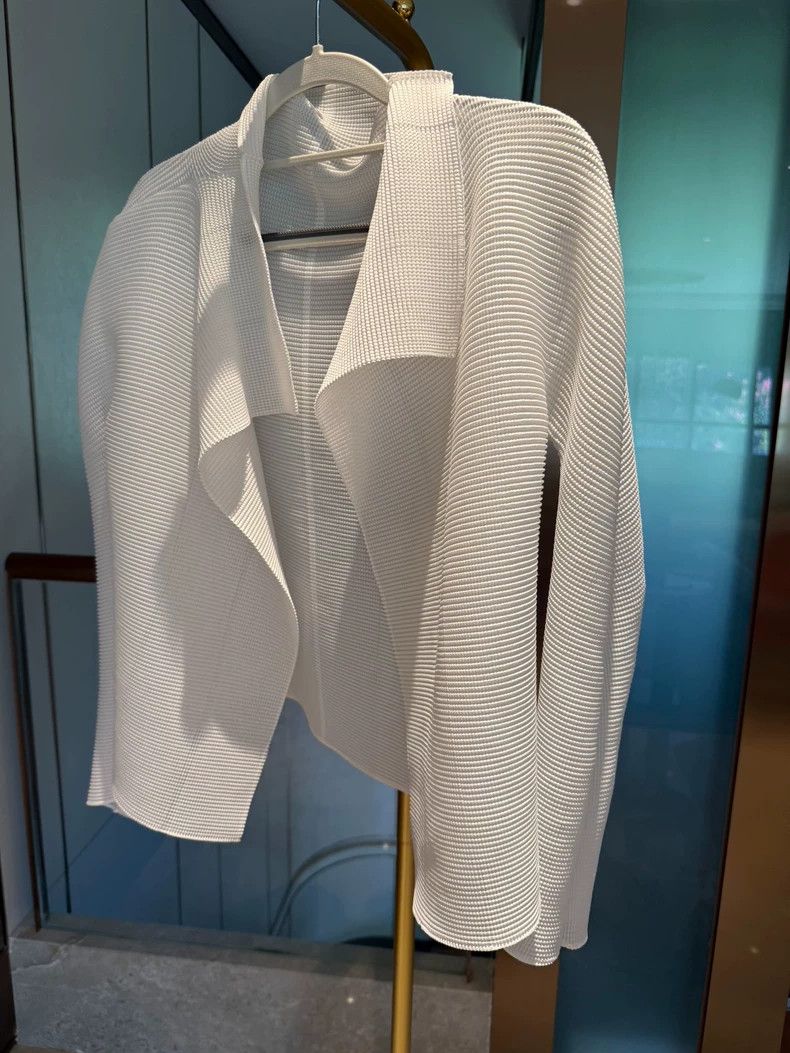 Issey Miyake Issey Miyake size:one size White pleated cardigan Size XS / US 0-2 / IT 36-38 - 1 Thumbnail