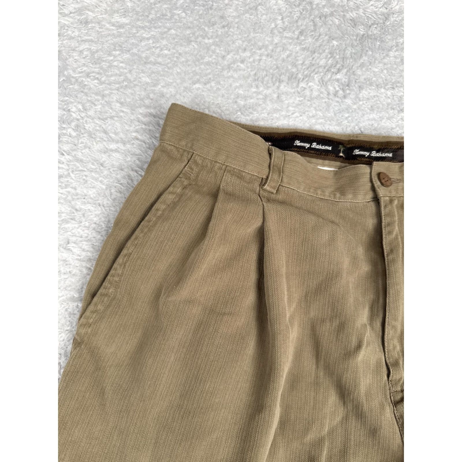 Tommy Bahama VINTAGE Tommy Bahama Chino Shorts Mens 34 Khaki Silk 100% Relaxed Pleated Herringbone Golf/Beach Casual Mens Regular 34 Khaki Silk Chino Shorts Mens Size US 34 / EU 50 - 4 Thumbnail