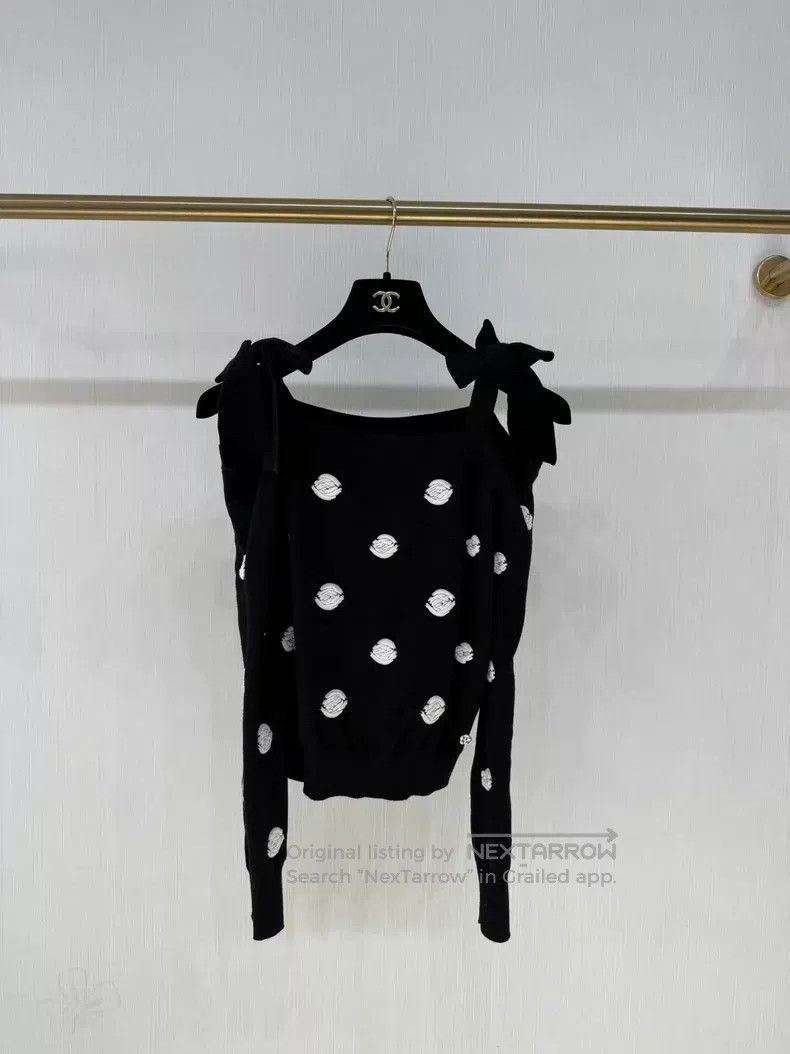 Chanel Chanel 23K camelia off-the-shoulder bow knit sweater Size XXS / US 00 / IT 34 - 1 Thumbnail