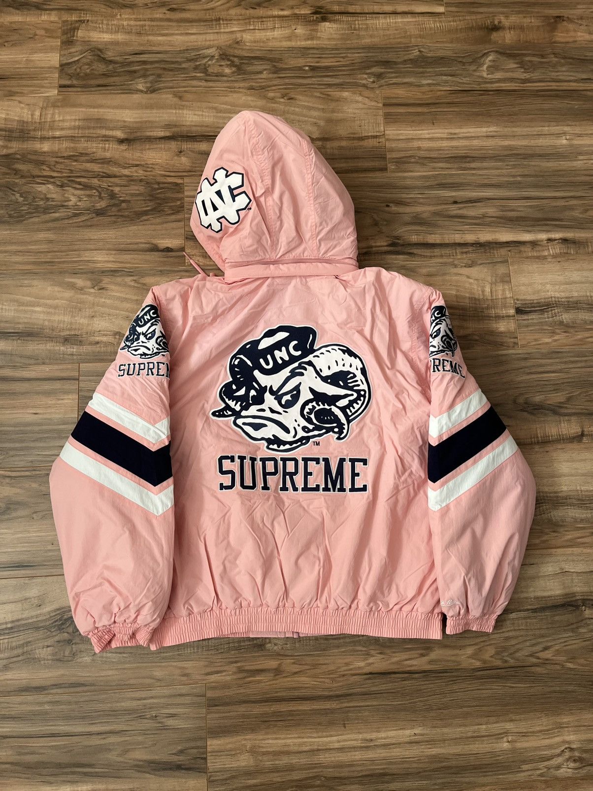 Mitchell & Ness × NCAA × Supreme Supreme Mitchell & Ness NCAA Hooded Stadium Jacket Size US L / EU 52-54 / 3 - 1 Thumbnail
