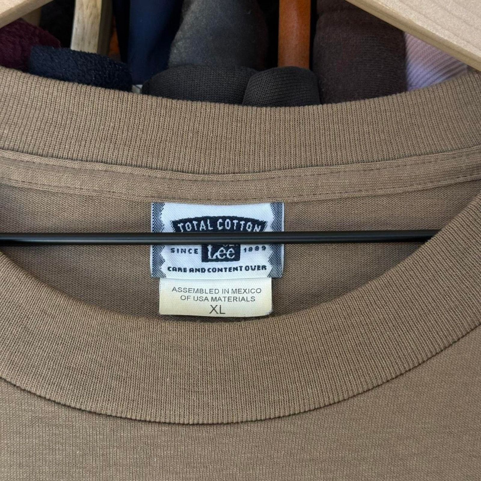 Lee Vintage 90s Sea World Promo Shirt in Light Brown Size US XL / EU 56 / 4 - 6 Thumbnail