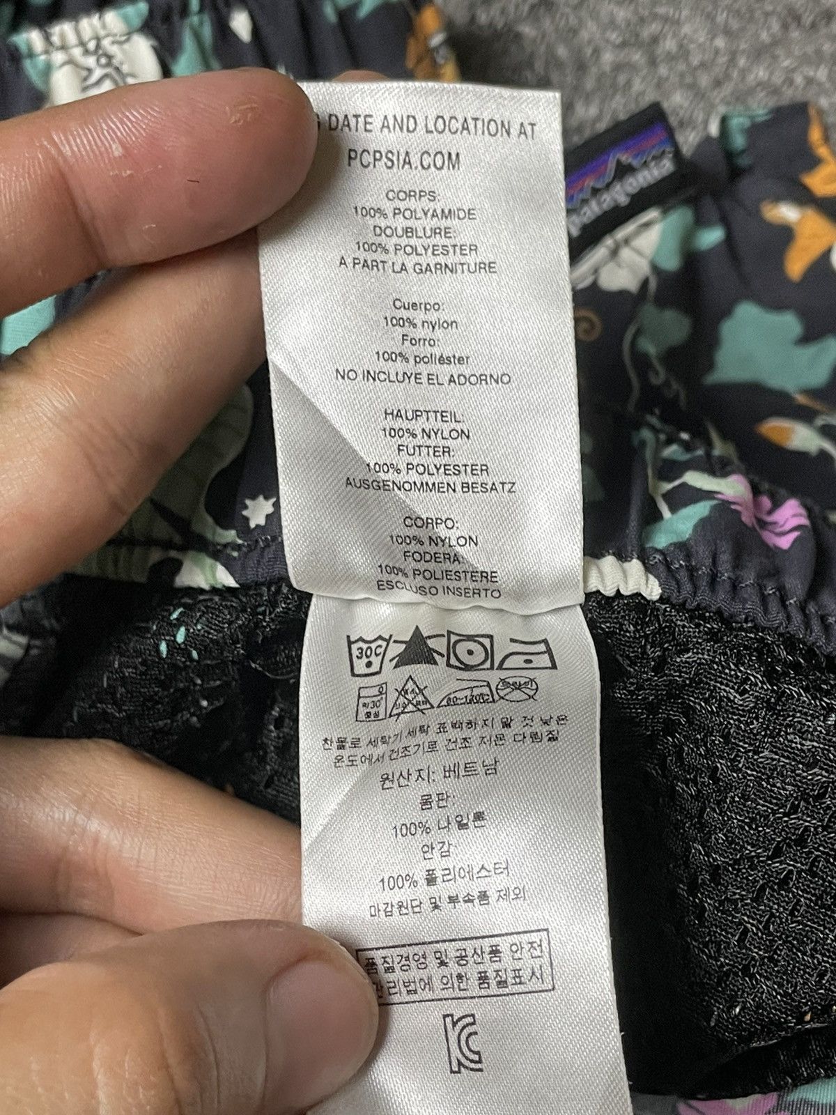 Japanese Brand × Patagonia × Vintage Patagonia Women’s Barely Baggies Shorts (112) Size 28" / US 6 / IT 42 - 9 Thumbnail