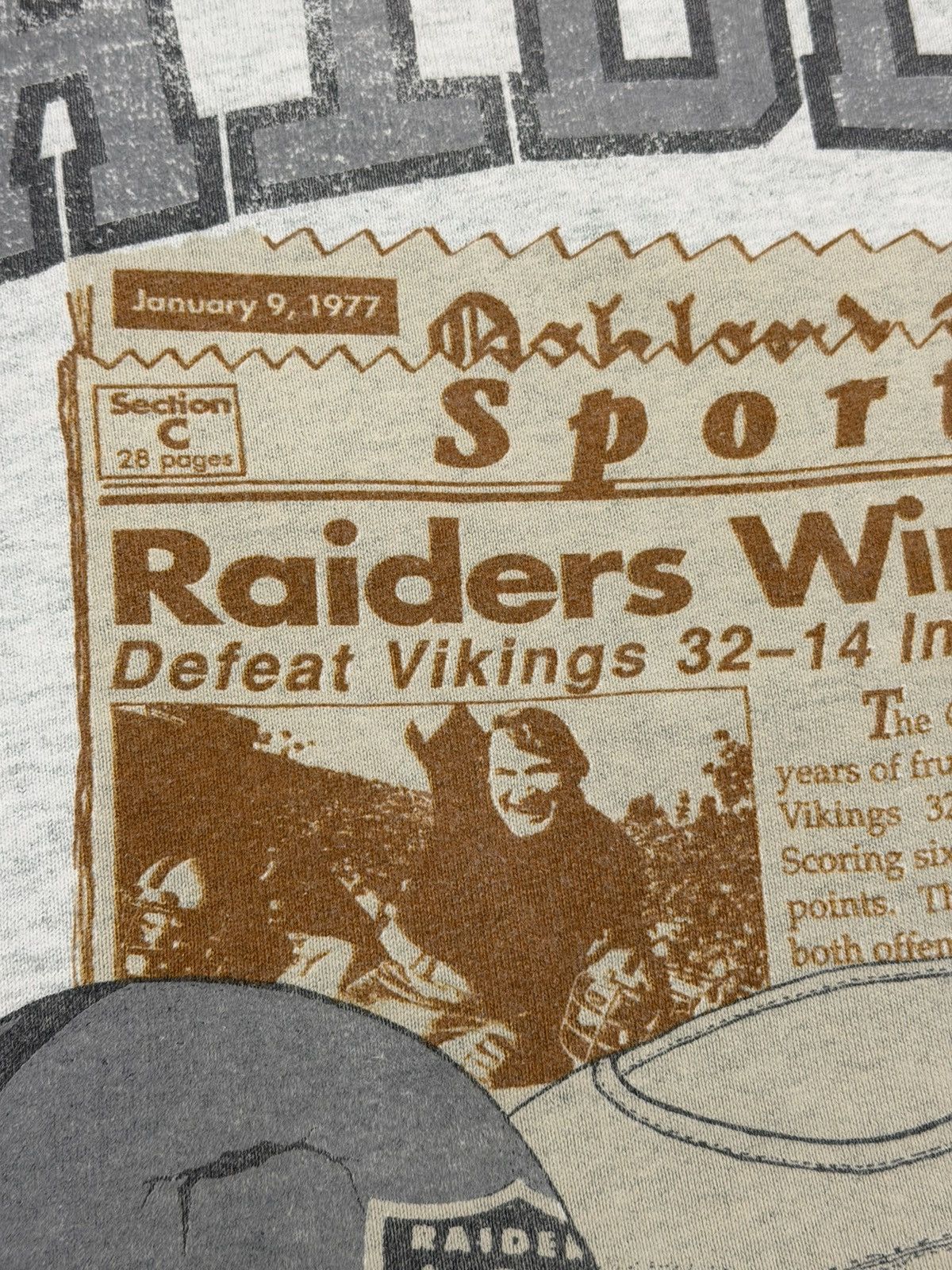 NFL Vintage 90s Oakland Raiders Defeat Vikings SuperBowl XI 1977 Size US L / EU 52-54 / 3 - 9 Thumbnail