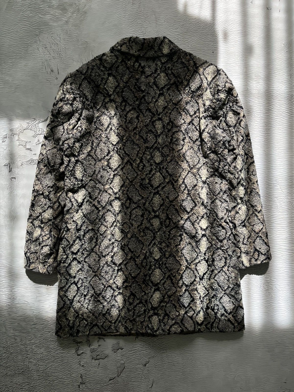 Versace Jeans Couture Versace Jeans Couture Python Fur Coat Archival Clothing Rare Size L / US 10 / IT 46 - 15 Thumbnail