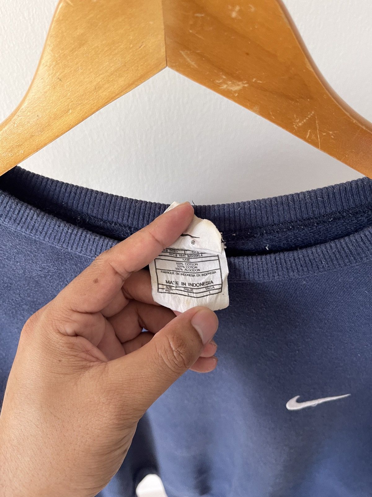 Nike 90s Nike Small Swoosh Sweatshirt Size US L / EU 52-54 / 3 - 8 Thumbnail
