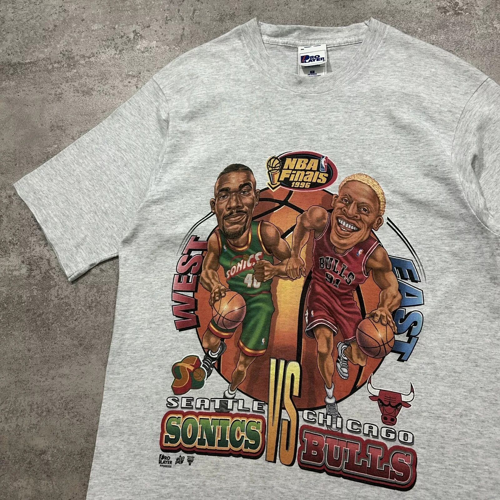 NBA × Vintage FINALS 1996 BULLS vs SONICS RODMAN KEMP CARICATURE T-SHIRT Size US M / EU 48-50 / 2 - 2 Thumbnail