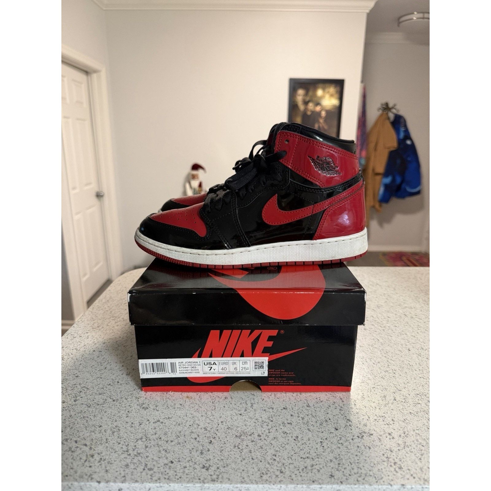 Jordan Brand × Nike Nike Air Jordan 1 Retro High OG Patent Bred (GS) 575441-063 Size US 7 / EU 40 - 2 Thumbnail