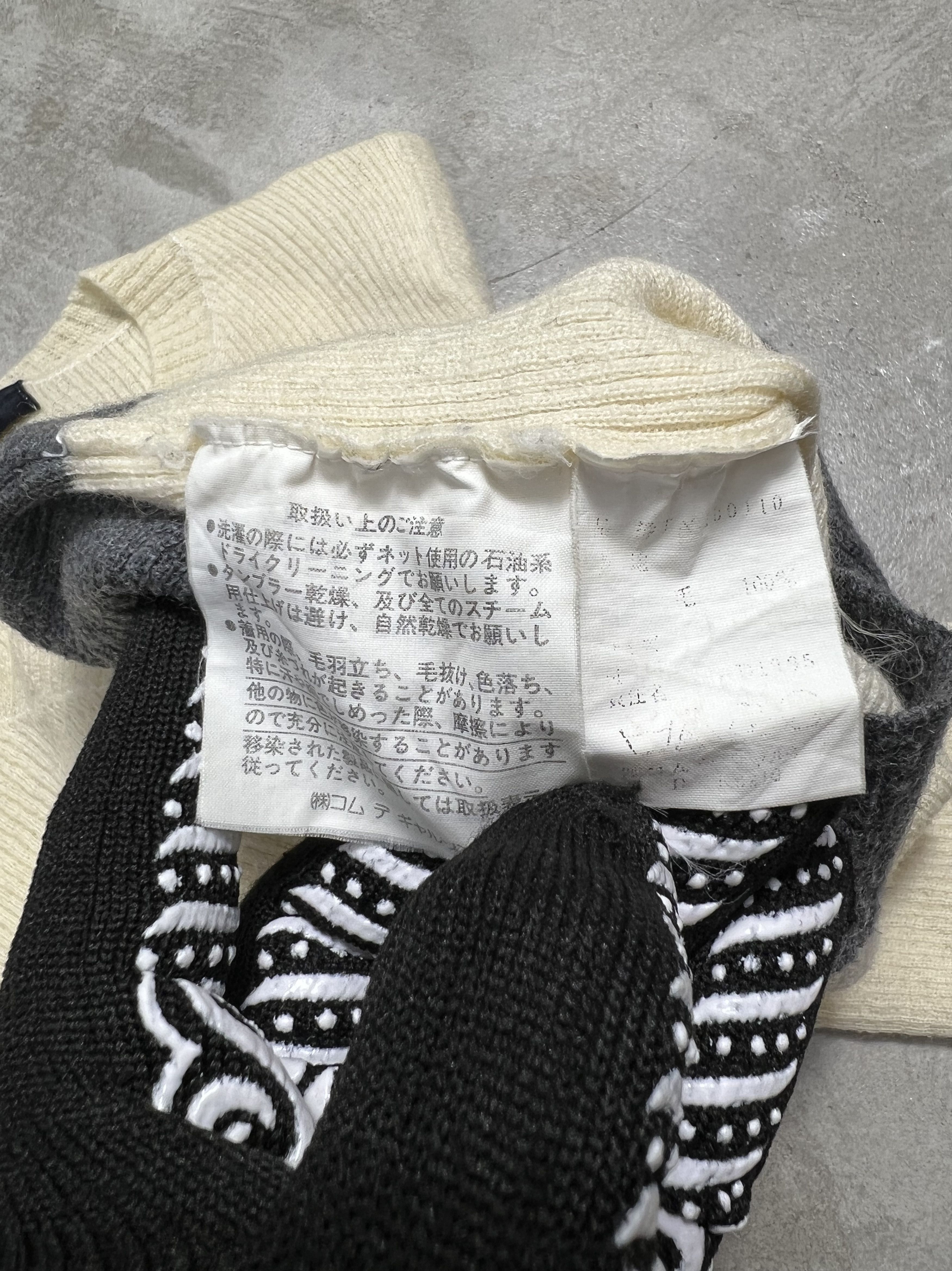 Tricot Comme des Garcons tricot COMME des GARÇONS V-neck Knit Sweater (XS) GTMPT283 Size XS / US 0-2 / IT 36-38 - 4 Thumbnail