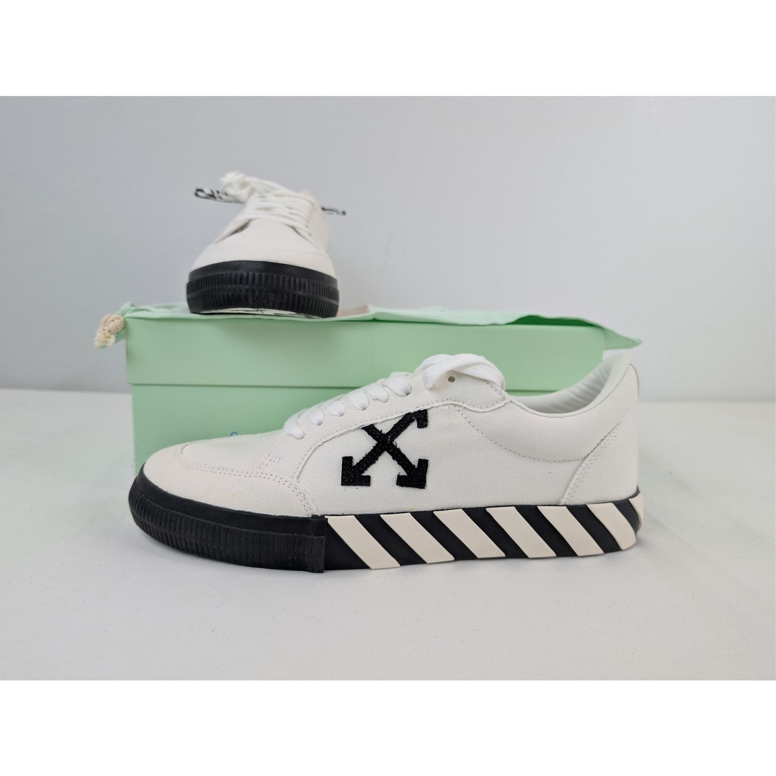 Off-White o1rshd1 Low Vulcanized Canvas Sneakers in White / Black Size US 12 / EU 45 - 18 Thumbnail