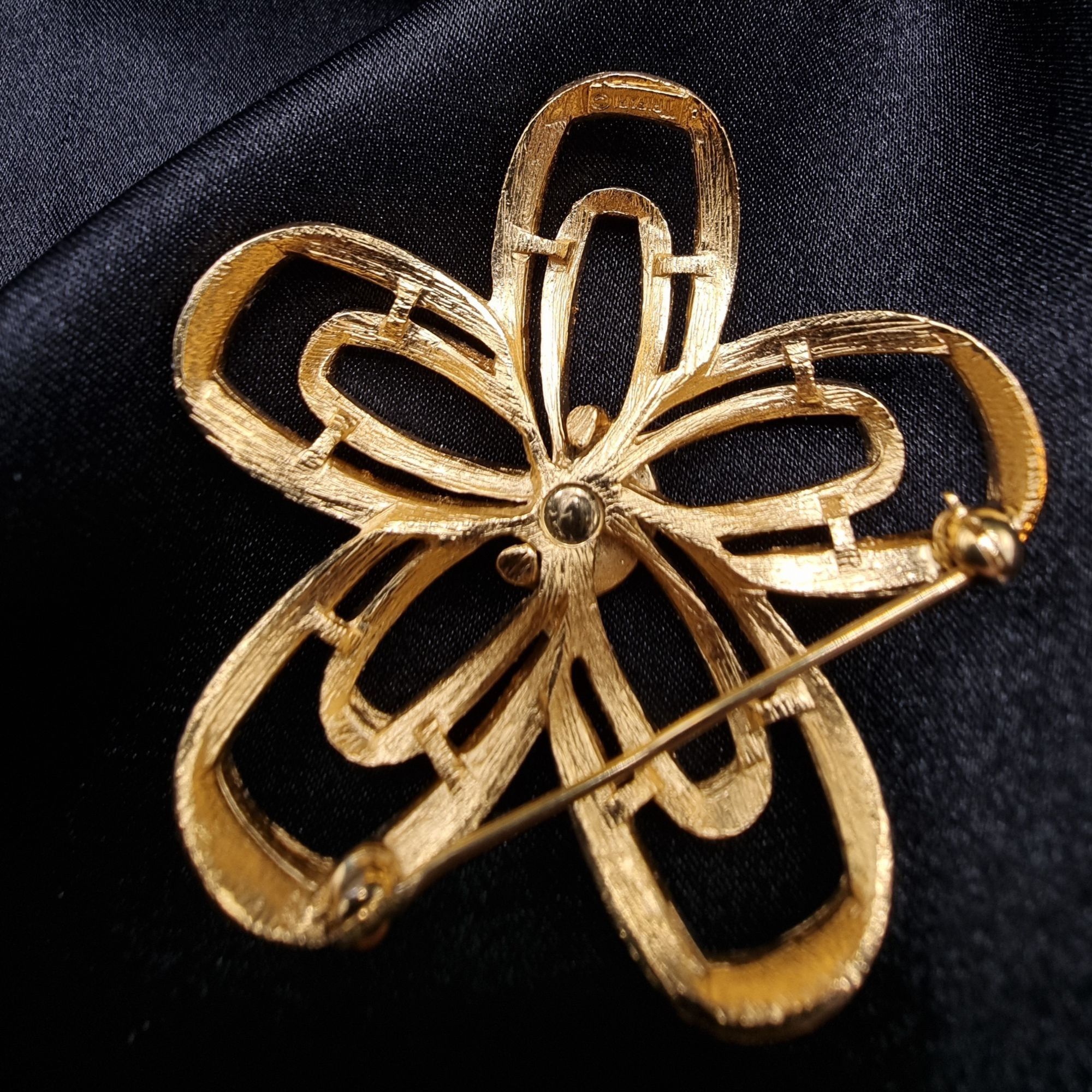 Vintage Vintage 1960s Trifari Signed Gold-Tone Flower Brooch Pin Size ONE SIZE - 5 Thumbnail