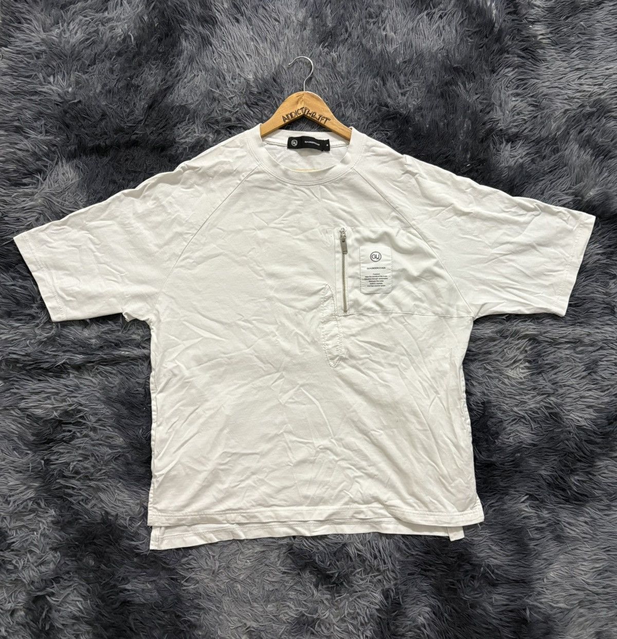 GU × Undercover 🔥HOT🔥 GUXUNDERCOVER ZIPPED POCKET TEE Size US XL / EU 56 / 4 - 1 Thumbnail