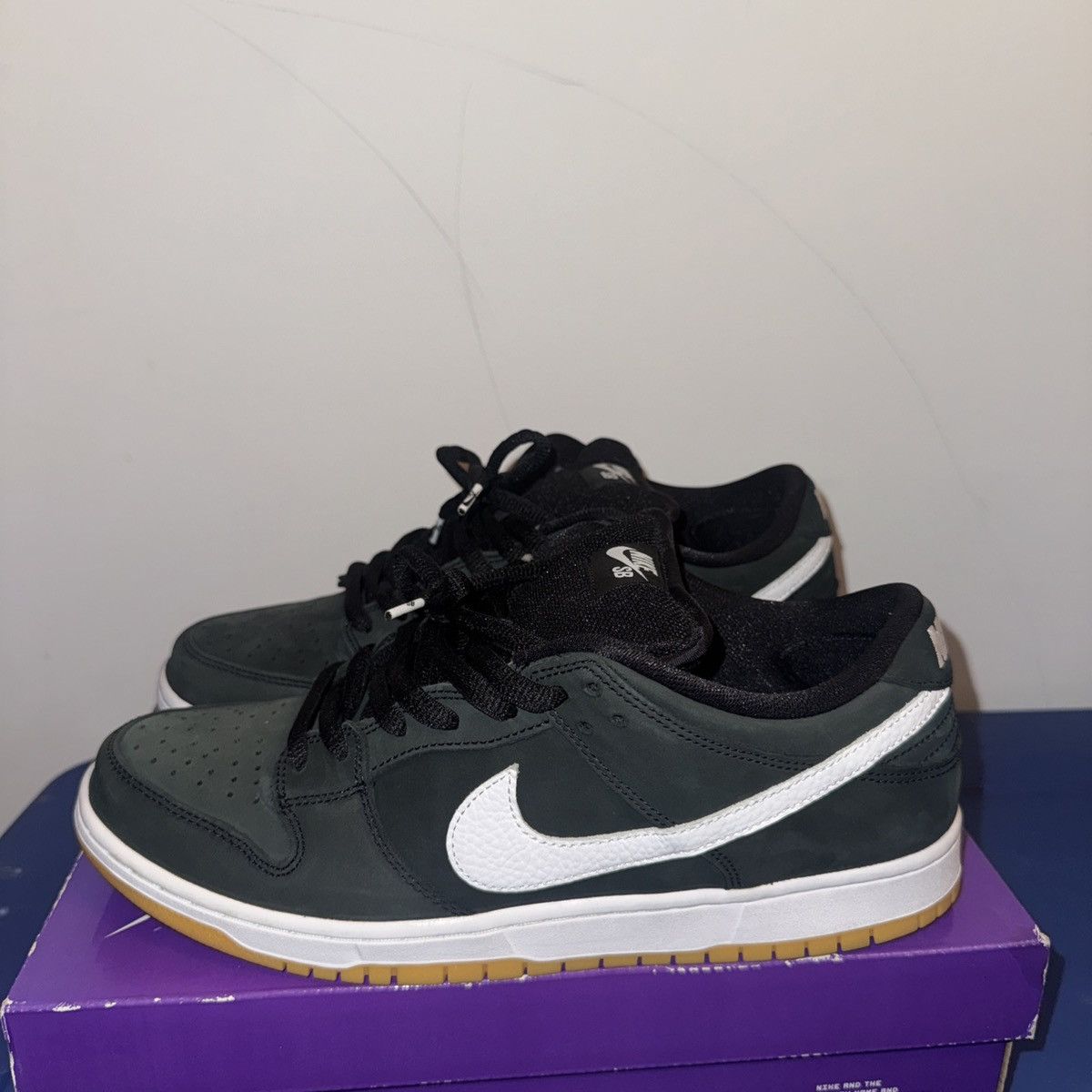 Nike SB Nike SB Dunk Low Black Gum Black White Gum Sole VNDS Size US 12 / EU 45 - 7 Thumbnail