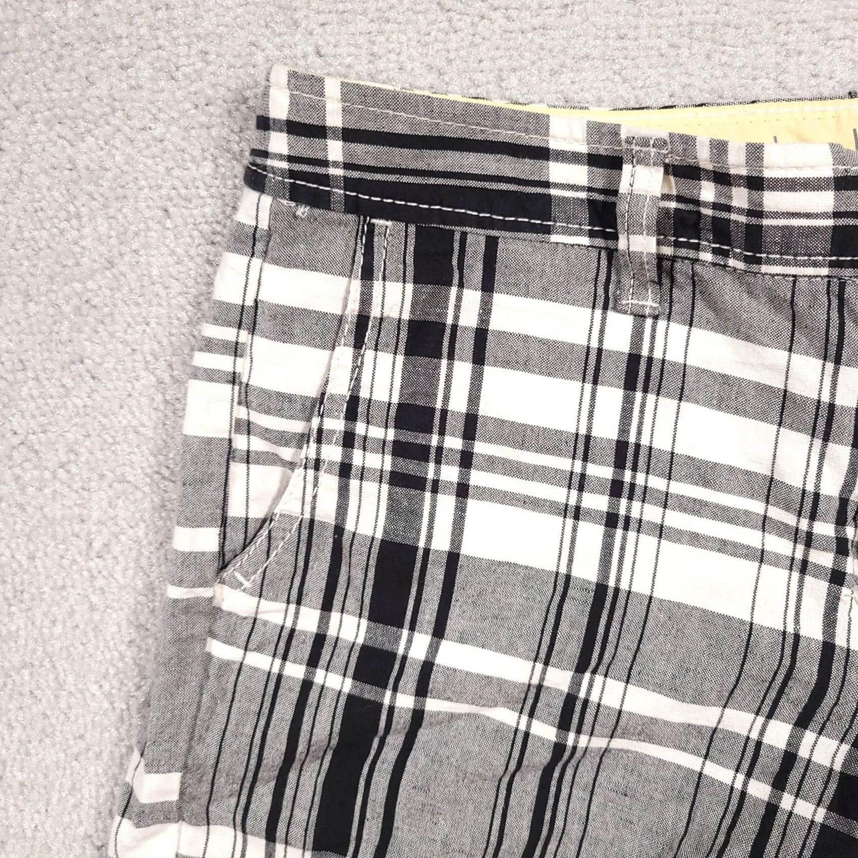Dockers VINTAGE Dockers Short Women’s 4 Black White Plaid 4.5" Inseam Midrise Chino Linen Blend Easy Care Knit? Size 27" / US 4 / IT 40 - 3 Thumbnail