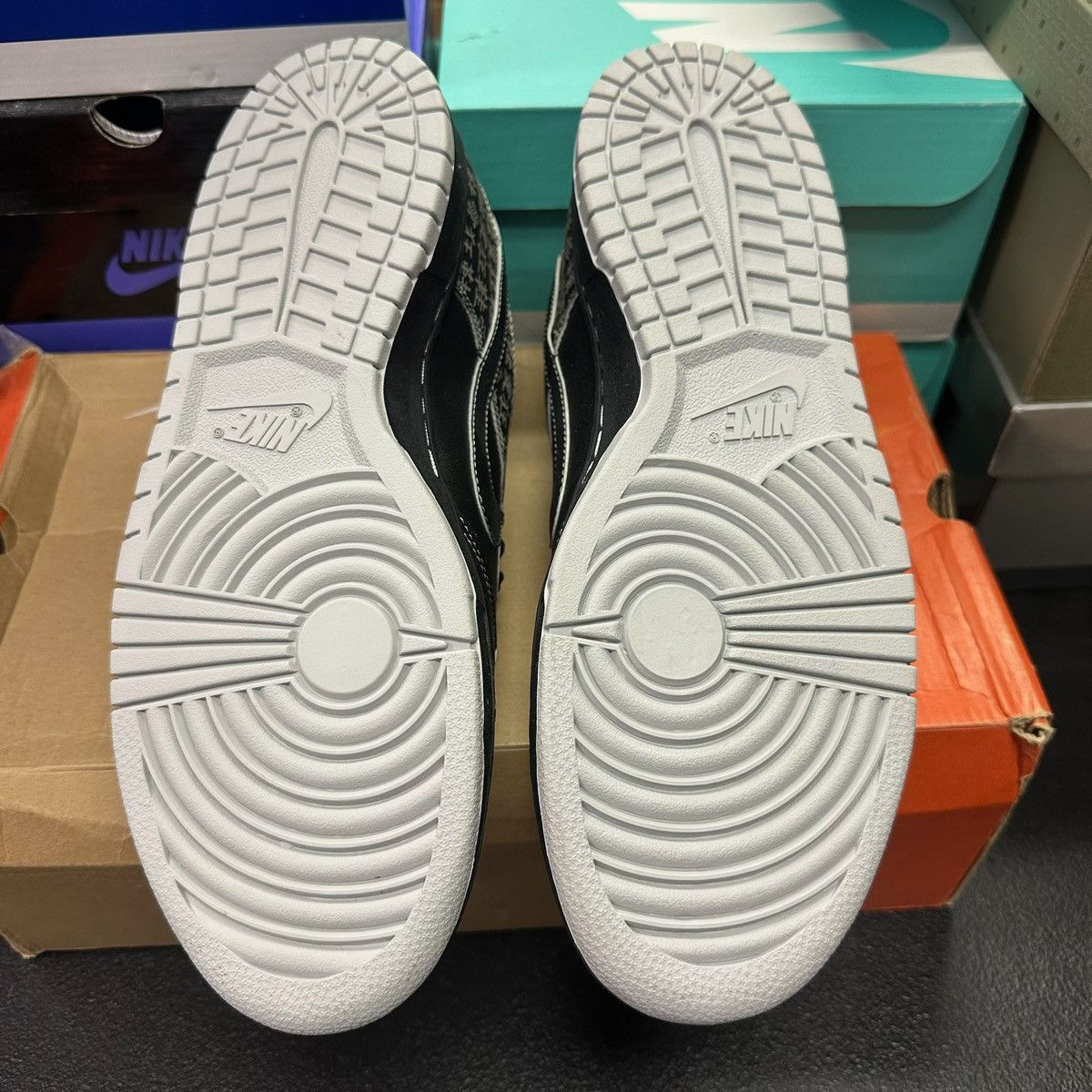 Nike Size 11 - Nike Dunk Low ‘Sneakerholic’ 2005 - 309431-009 Size US 11 / EU 44 - 5 Thumbnail