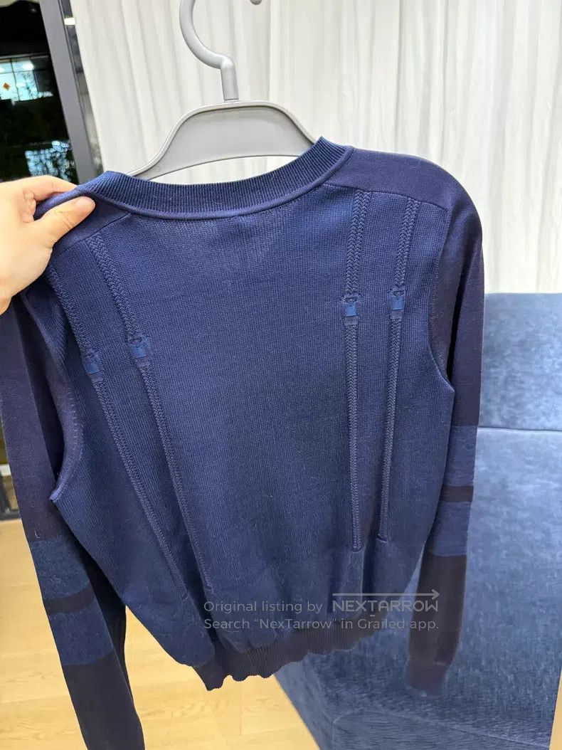Hermes Hermes V-Neck Subtle Patterned Silk Long Sleeve - Silk Size S / US 4 / IT 40 - 3 Thumbnail