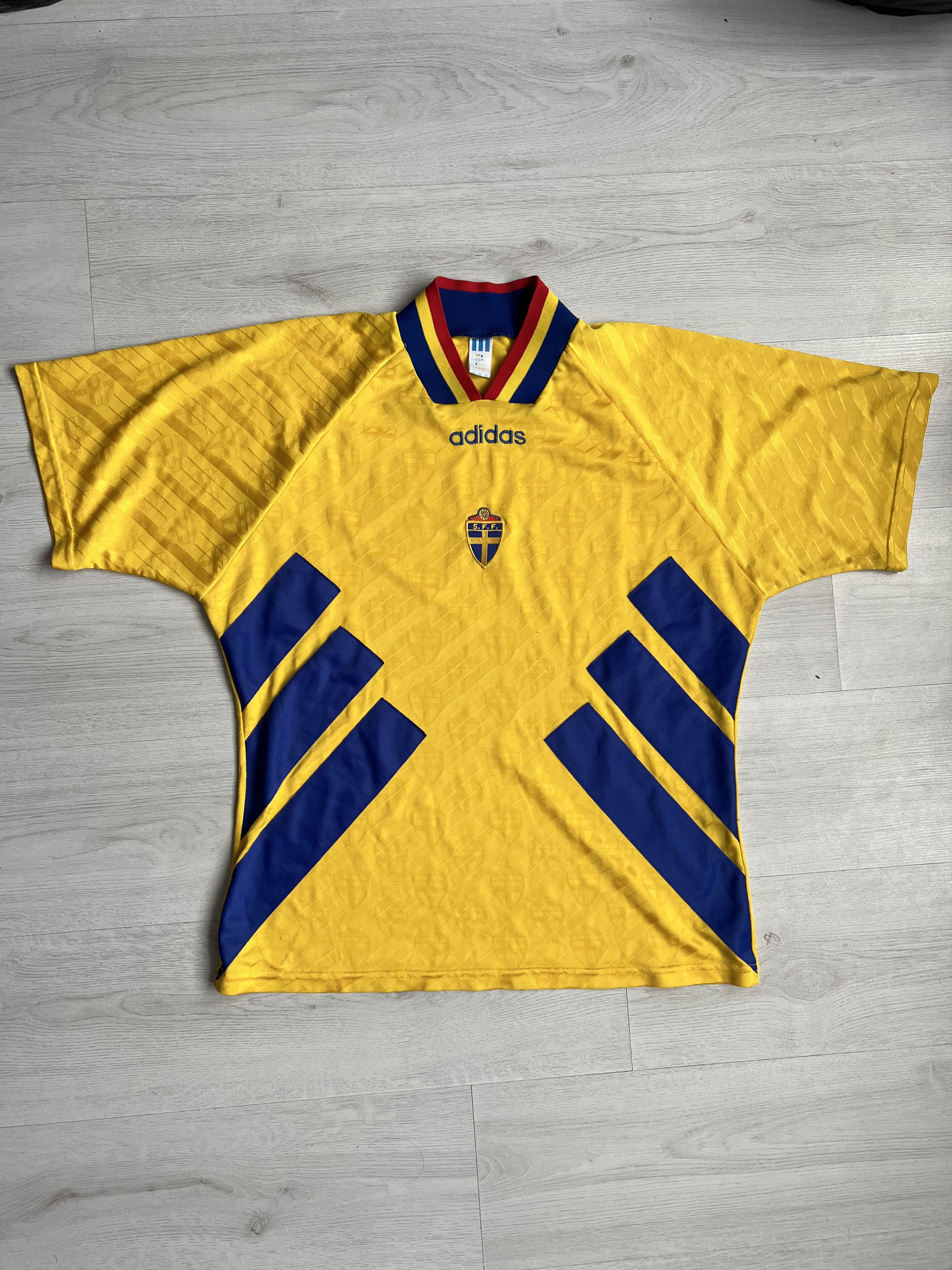 Adidas Sweden Adidas Home Shirt 1994-96 Vintage Size US L / EU 52-54 / 3 - 1 Thumbnail