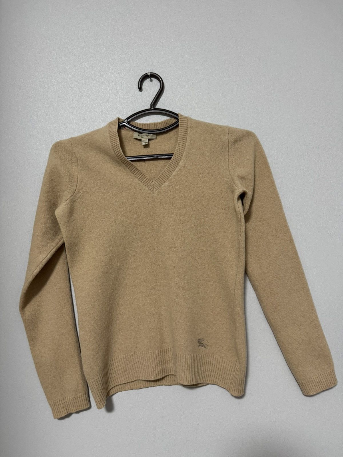 Burberry Burberry London 100 % Cashmere V-Neck Sweater Soft Knit Size S / US 4 / IT 40 - 1 Thumbnail