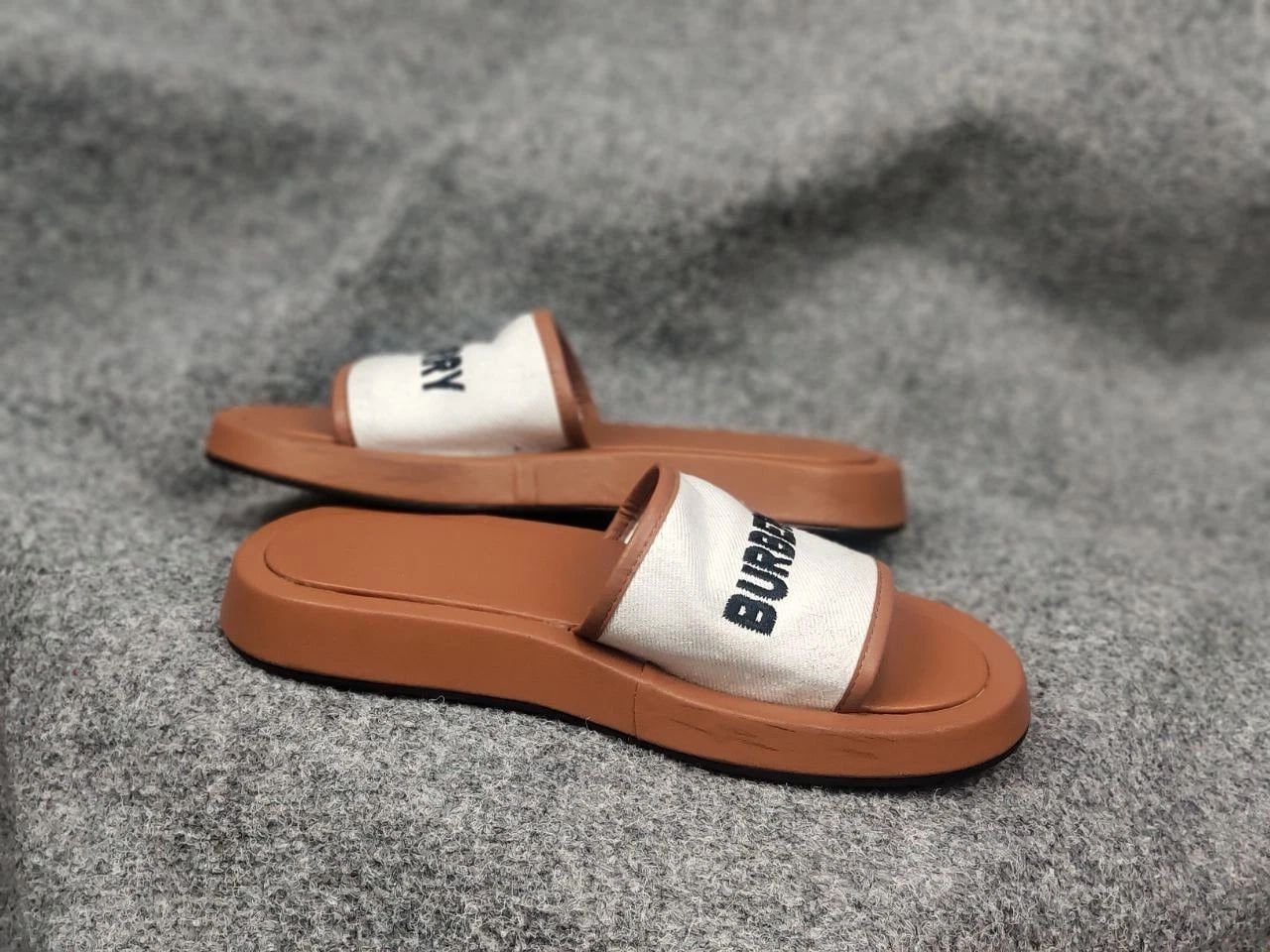 Burberry Burberry Buckingham Brown Logo Slides in Canvas & Leather Size US 9 / IT 39 - 7 Thumbnail