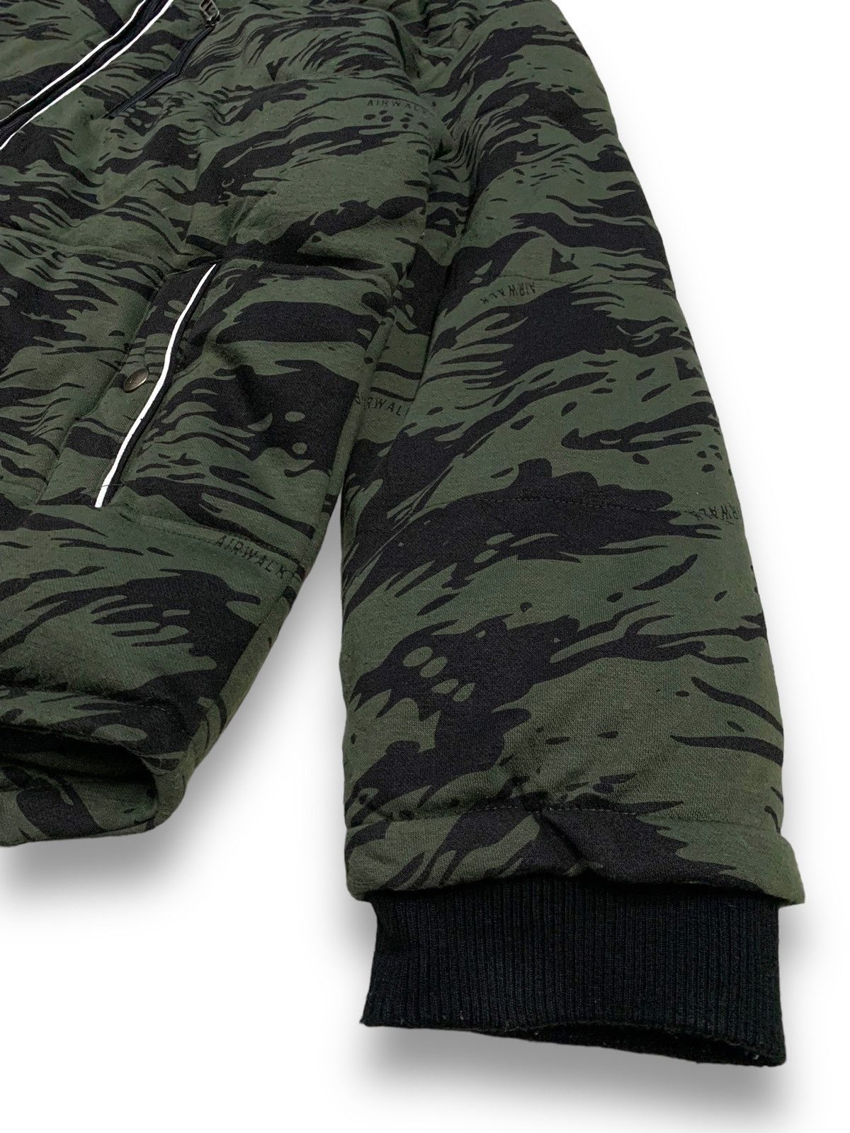 Airwalk AIRWALK Camo Padded Puffer Down Jacket Travis Scott Style Size US XXL / EU 58 / 5 - 14 Thumbnail
