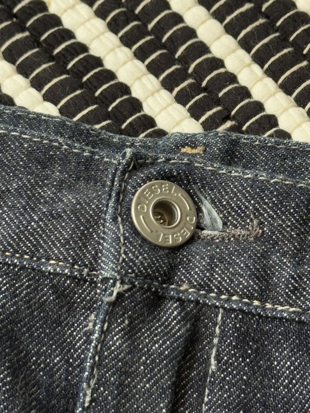 Diesel VINTAGE DIESEL 2000s DENIM MIDI SKIRT Size 28" / US 6 / IT 42 - 8 Thumbnail