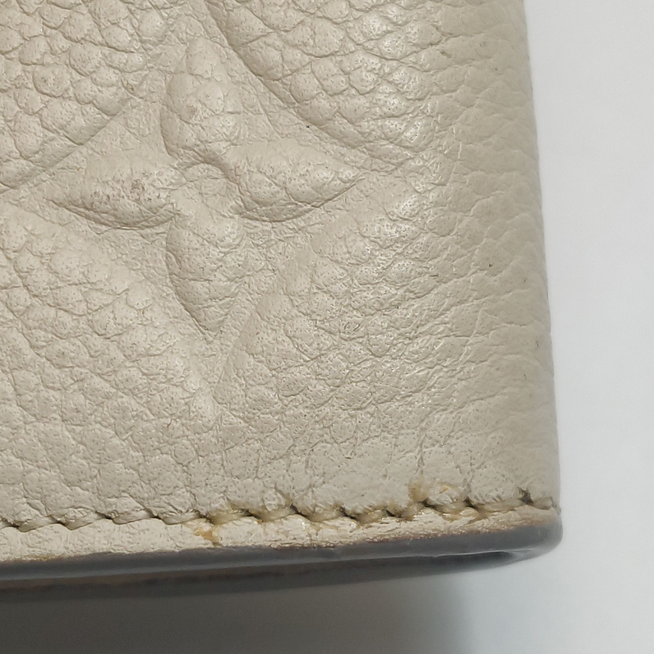 Louis Vuitton Louis Vuitton (LV) Cowhide solid color monogram embossed sn Size ONE SIZE - 3 Thumbnail