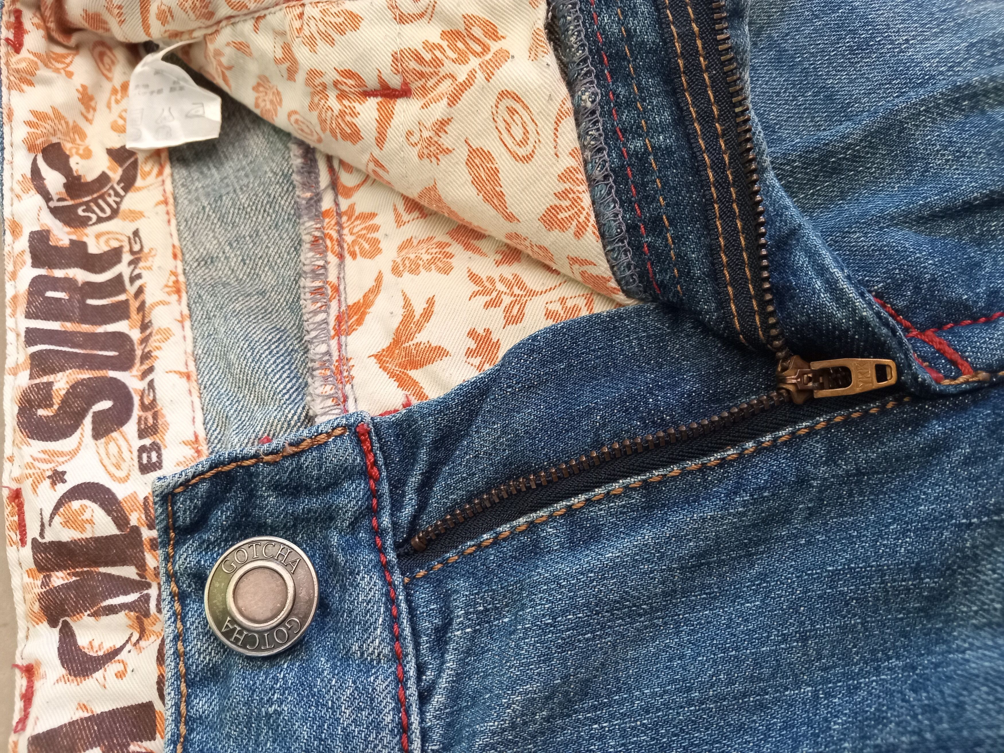 Gotcha Surfstyle Spell Out Distressed Jeans