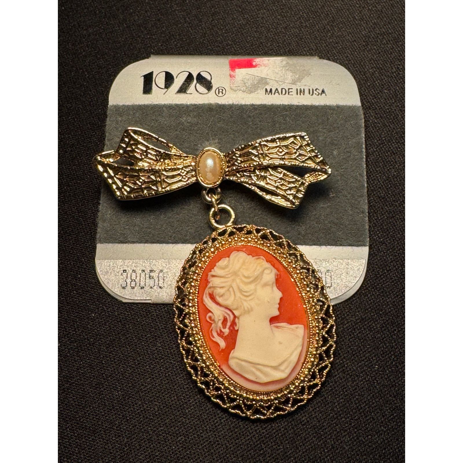 Other 1928 Vintage Cameo Gold Tone Brooch on Card Size ONE SIZE - 2 Thumbnail